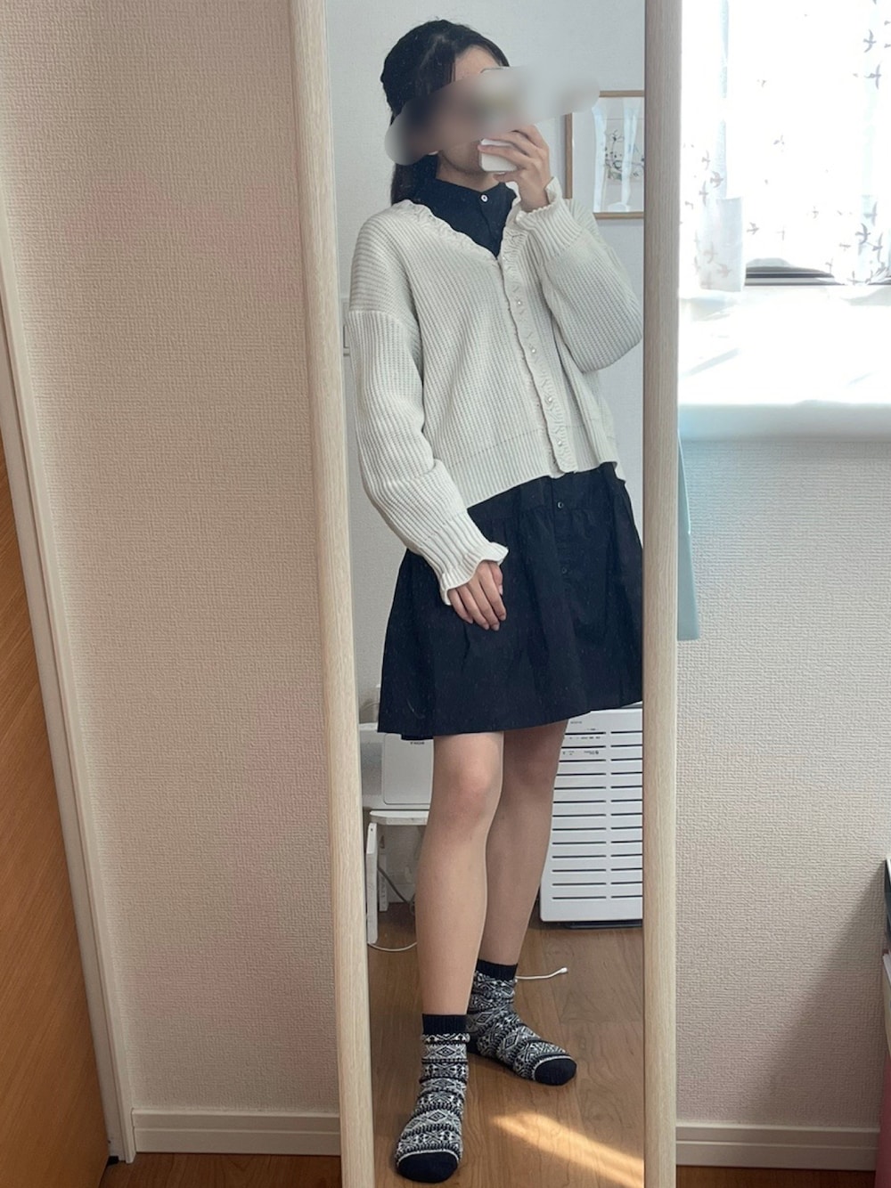 ブラック系のシャツワンピース、ホワイト系のカーディガン/ボレロ、その他のソックス/靴下を着用したレディースの秋コーディネートの1枚目の写真