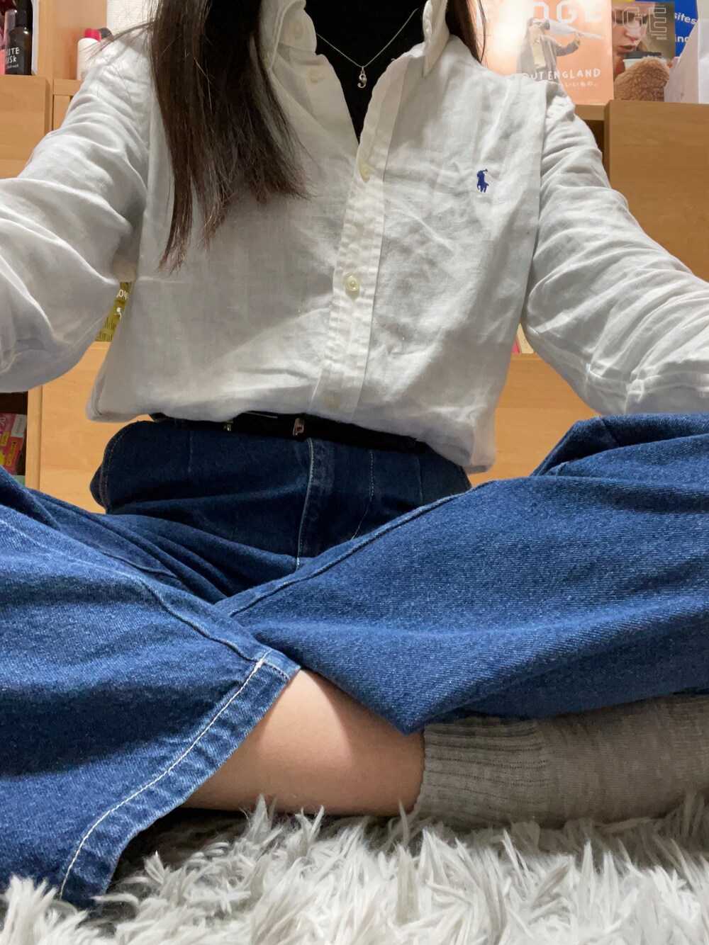 その他のデニムパンツ、ホワイト系のシャツ/ブラウス、ブラック系のトップスを着用したレディースの冬コーディネートの1枚目の写真