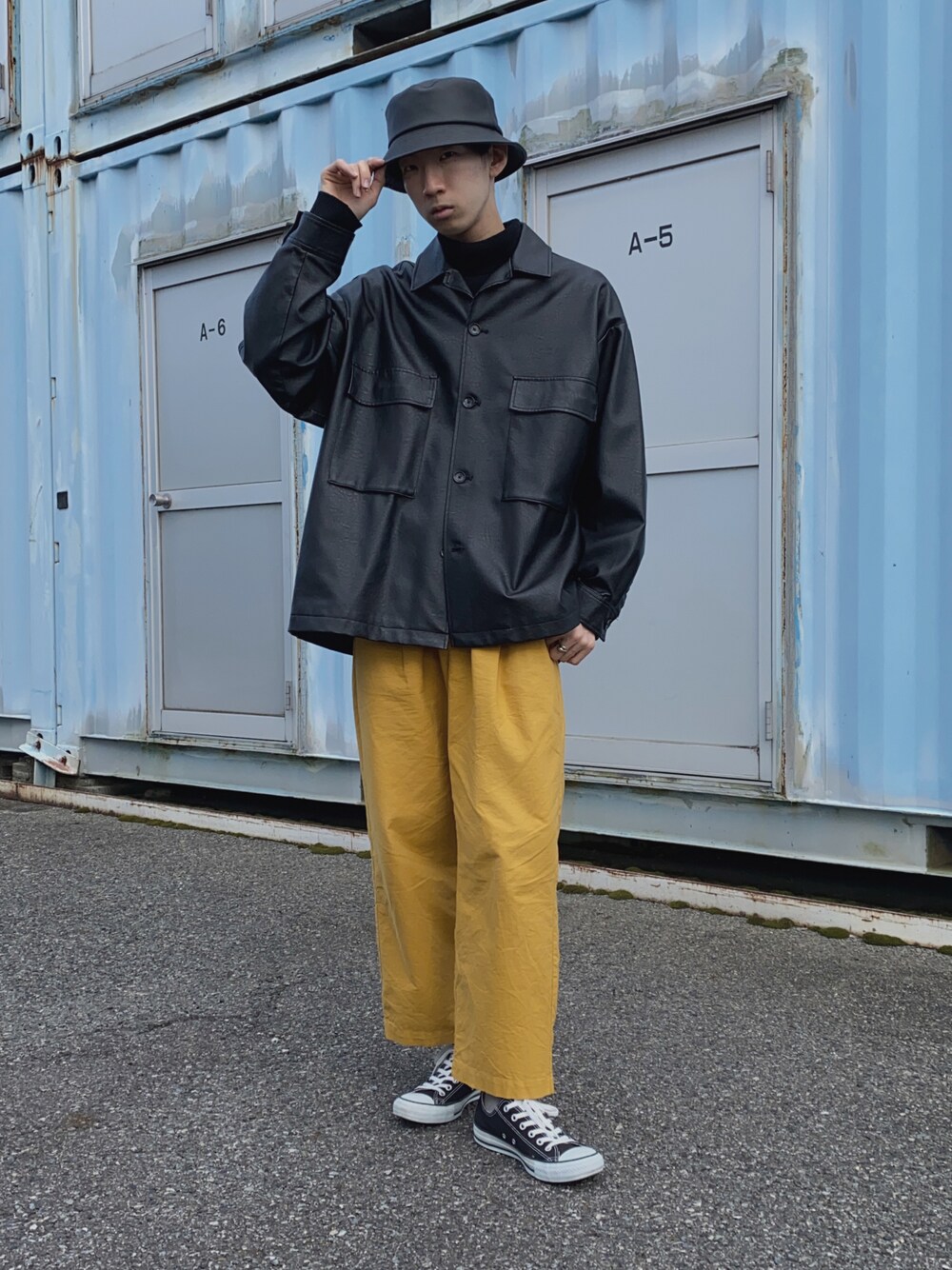「レザージャケット、イエロー、カラーパンツ、converse、黒、HARE、冬コーデ、大学生、モード、バケットハット、ALL STAR、今日のコーデ、秋コーデ、いいね、save、フォローお願いします🤑、TOIRONIER」｜「HAREのバケットハット(HARE)（ハット、ブラック系）」を使った、Yusuke Yamashitaさん（メンズ・180cm）の秋コーディネートの1枚目の写真