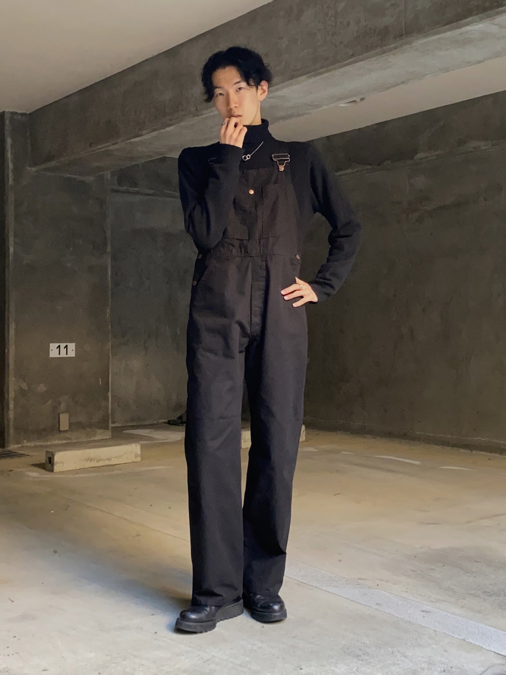 「ワントーンコーデ、オーバーオール、UNIQLO、オールブラック、冬コーデ、タートルネック、大学生、革靴、大人コーデ、きれいめカジュアル、Wrangler、今日のコーデ、シルバーアクセサリー、秋コーデ、いいね、save、フォローお願いします🤑」｜「UNIQLOのプレミアムラムタートルネックセーター（長袖）（ニット/セーター、ブラック系）」を使った、Yusuke Yamashitaさん（メンズ・180cm）の秋コーディネートの1枚目の写真