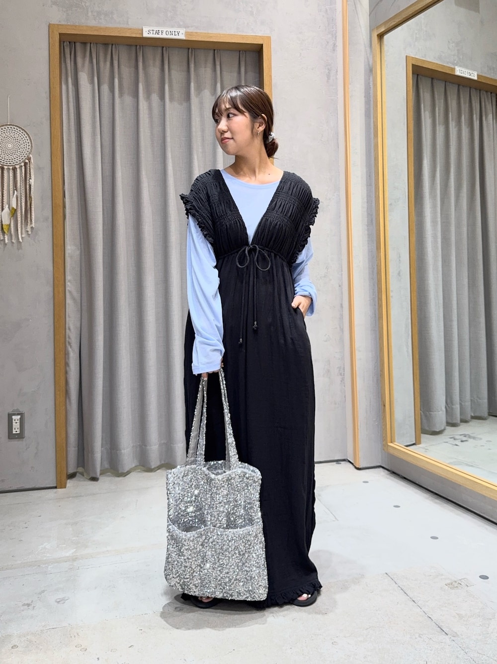 ブラック系のサロペット/オーバーオール、ブルー系のTシャツ/カットソー、シルバー系のトートバッグを着用したレディースの夏コーディネートの1枚目の写真