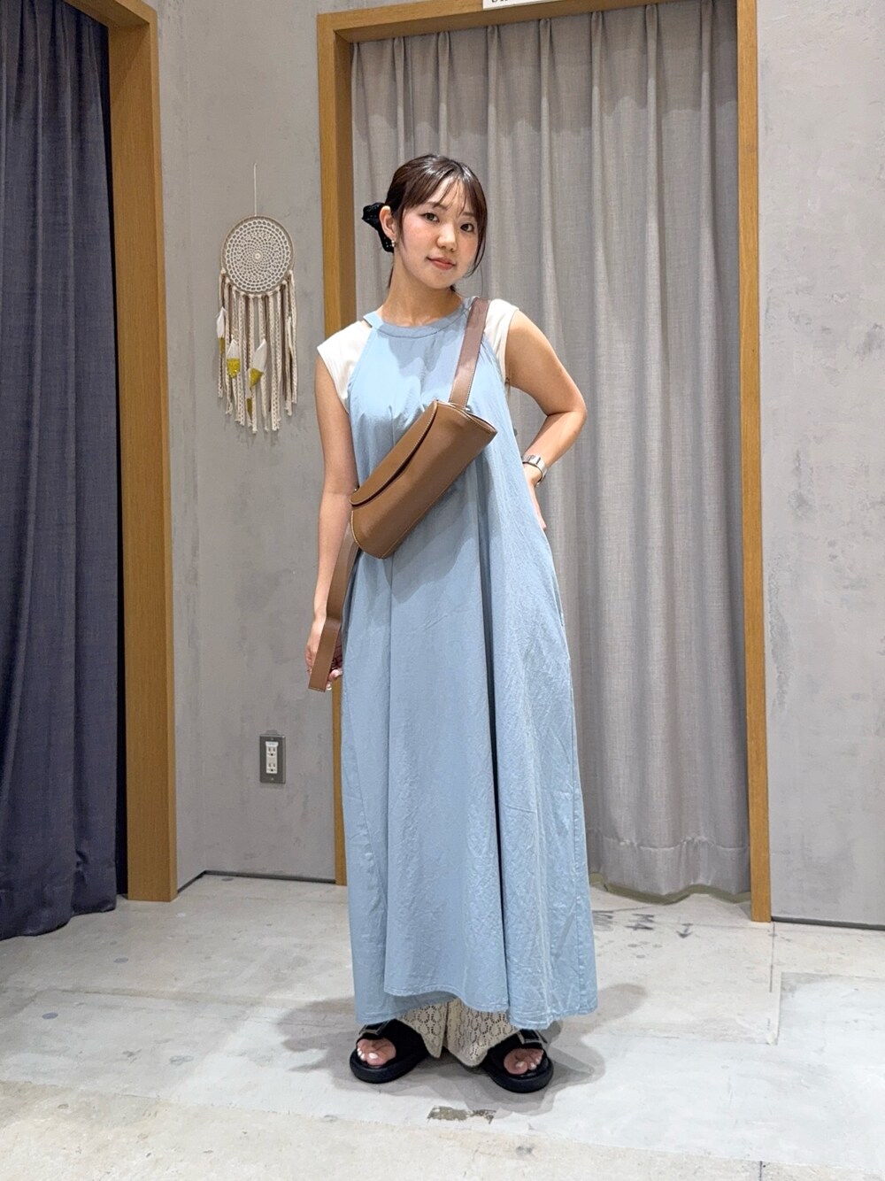 ブルー系のワンピース、ホワイト系のその他パンツ、ブラック系のサンダルを着用したレディースの夏コーディネートの1枚目の写真