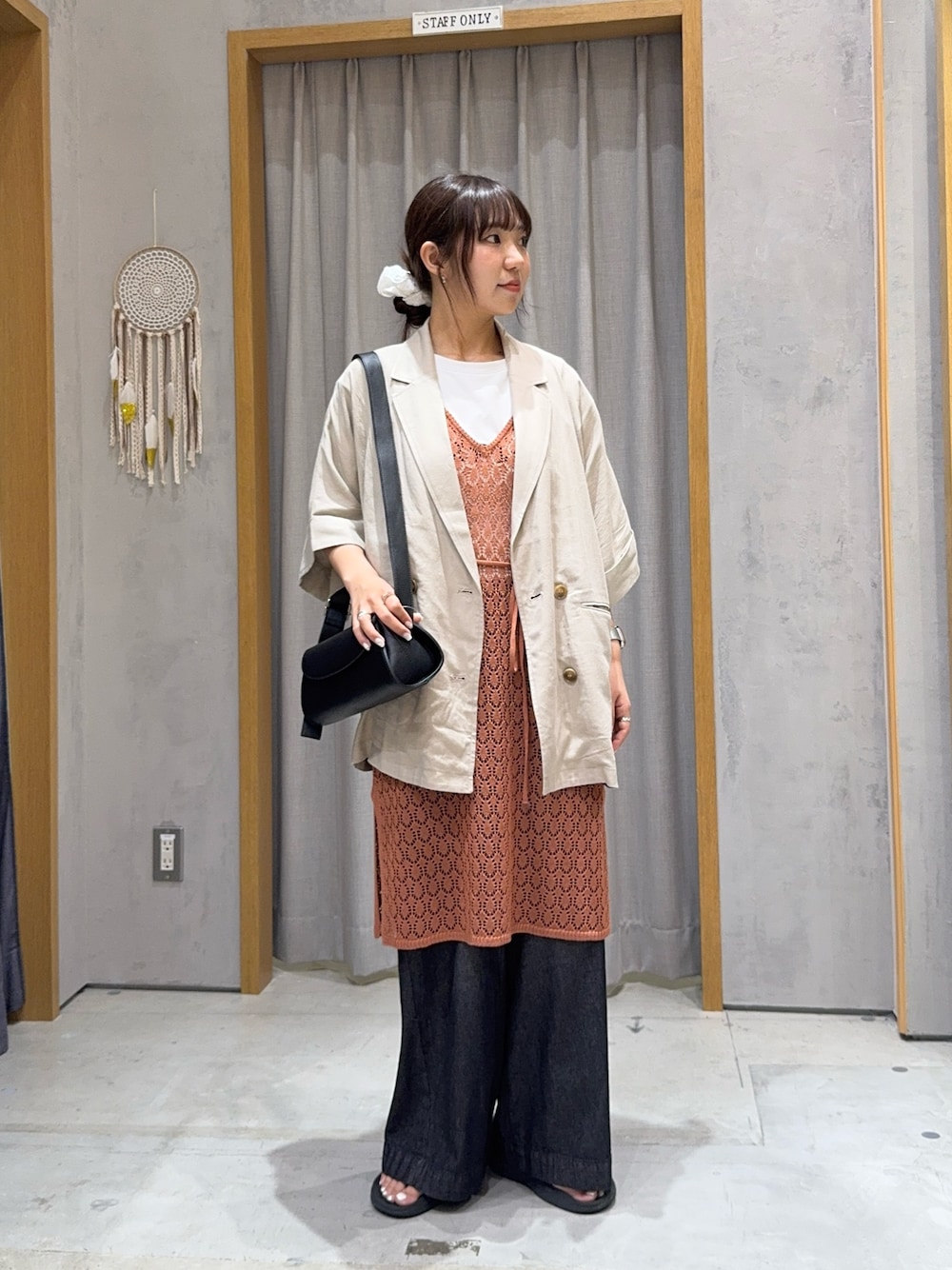 ベージュ系のテーラードジャケット、イエロー系のニット/セーター、ホワイト系のTシャツ/カットソーを着用したレディースの夏コーディネートの1枚目の写真