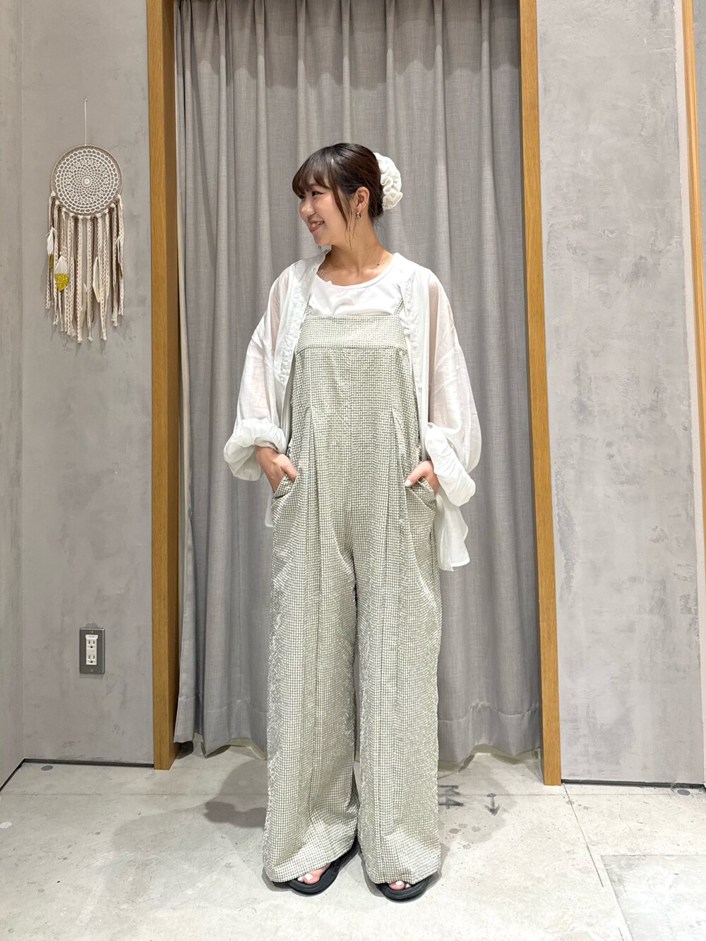 グリーン系のサロペット/オーバーオール、ホワイト系のシャツ/ブラウスを着用したレディースの夏コーディネートの1枚目の写真