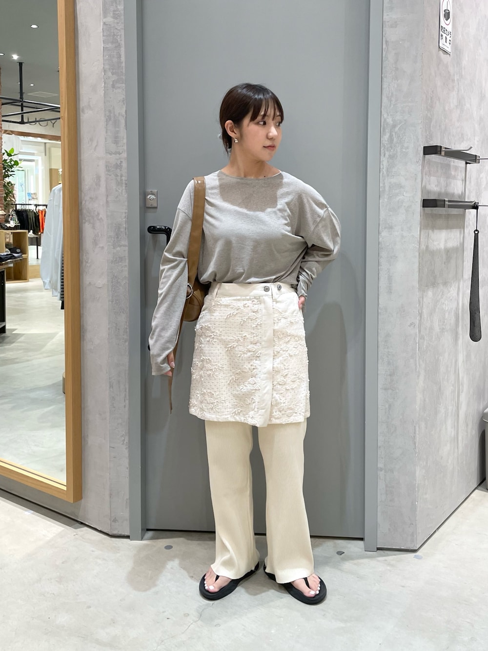 ホワイト系のスカート、ホワイト系のその他パンツ、ベージュ系のTシャツ/カットソーを着用したレディースの春コーディネートの1枚目の写真