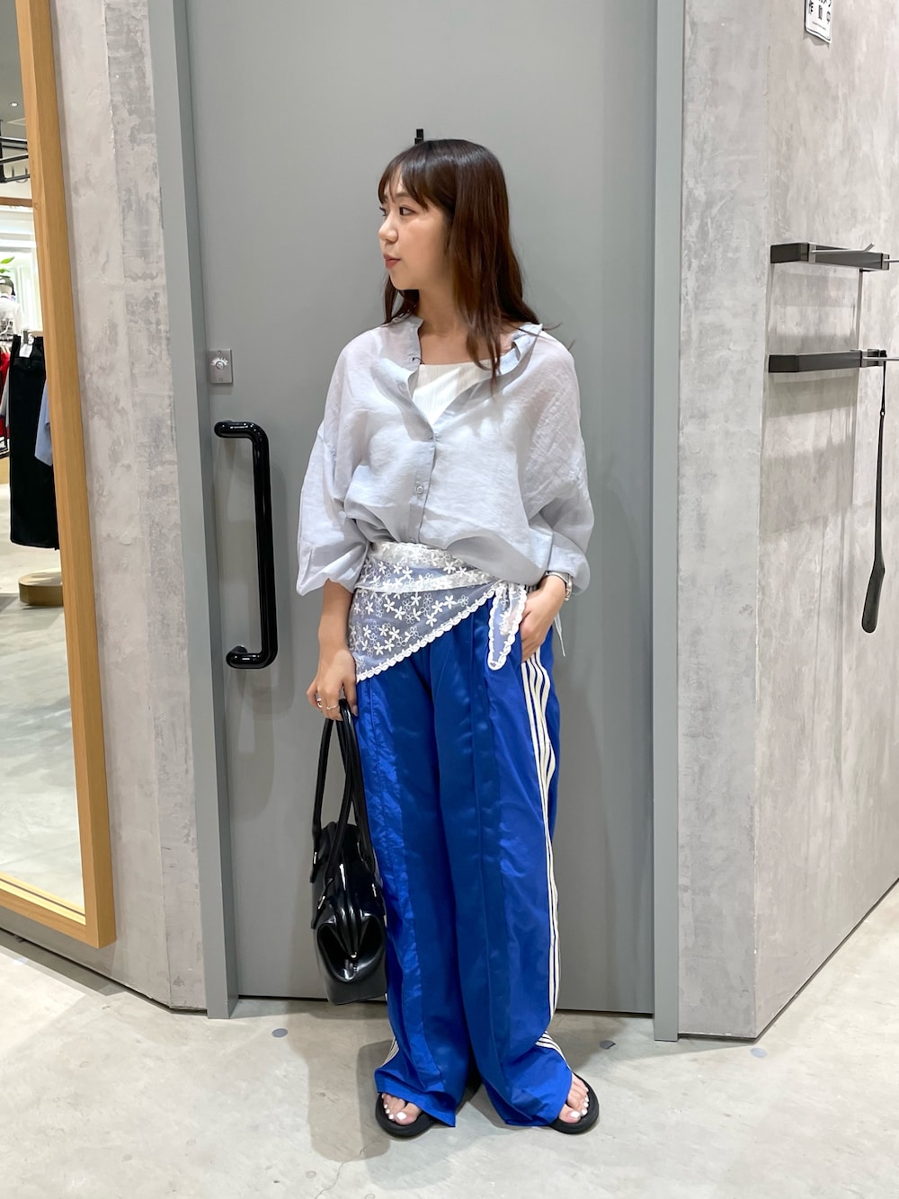 スウェットパンツ（ブルー系）を使った「シアーシャツ」の人気