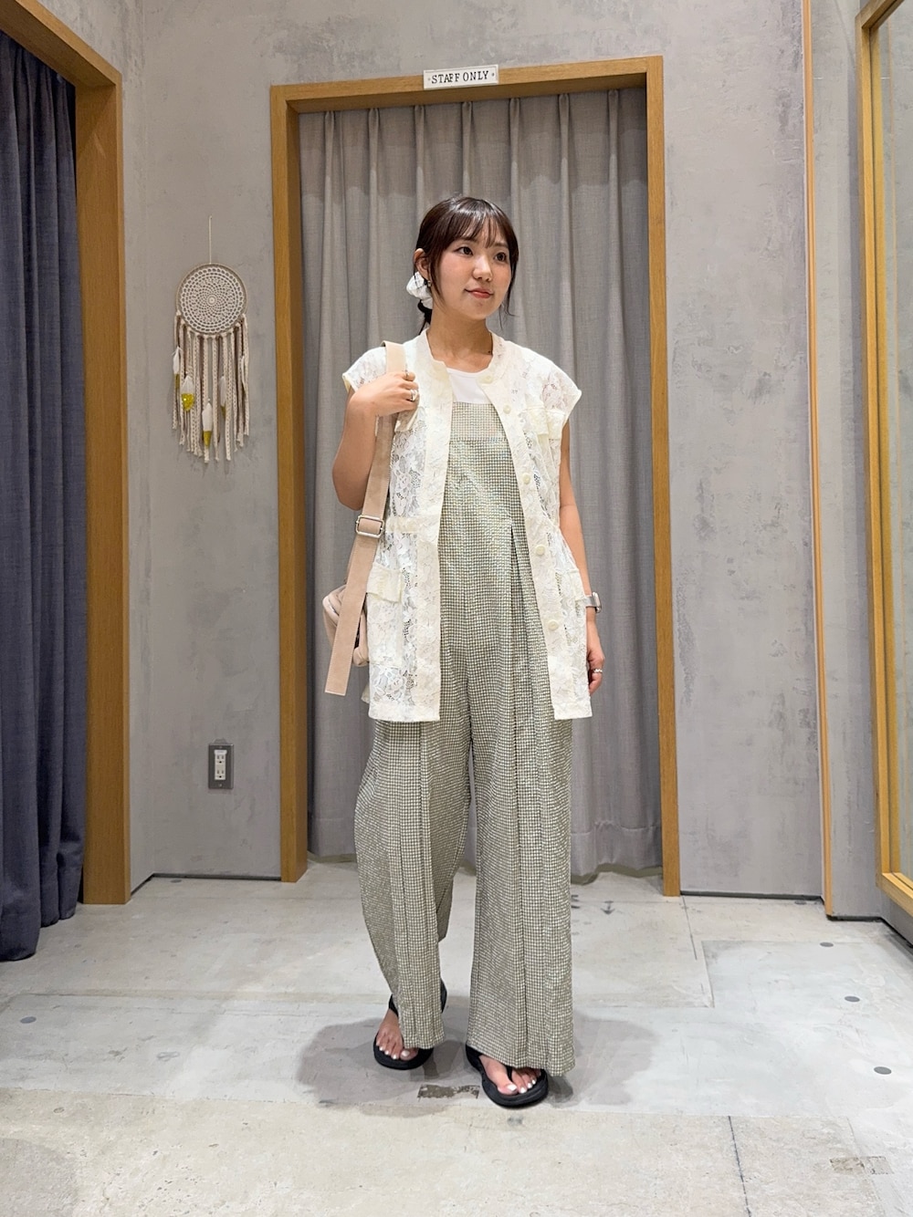 グリーン系のサロペット/オーバーオール、ホワイト系のベスト、ホワイト系のショルダーバッグを着用したレディースの夏コーディネートの1枚目の写真