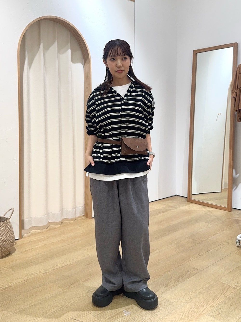 ブラック系のTシャツ/カットソー、ホワイト系のTシャツ/カットソー、ブラウン系のボディバッグ/ウエストポーチを着用したレディースの秋コーディネートの1枚目の写真