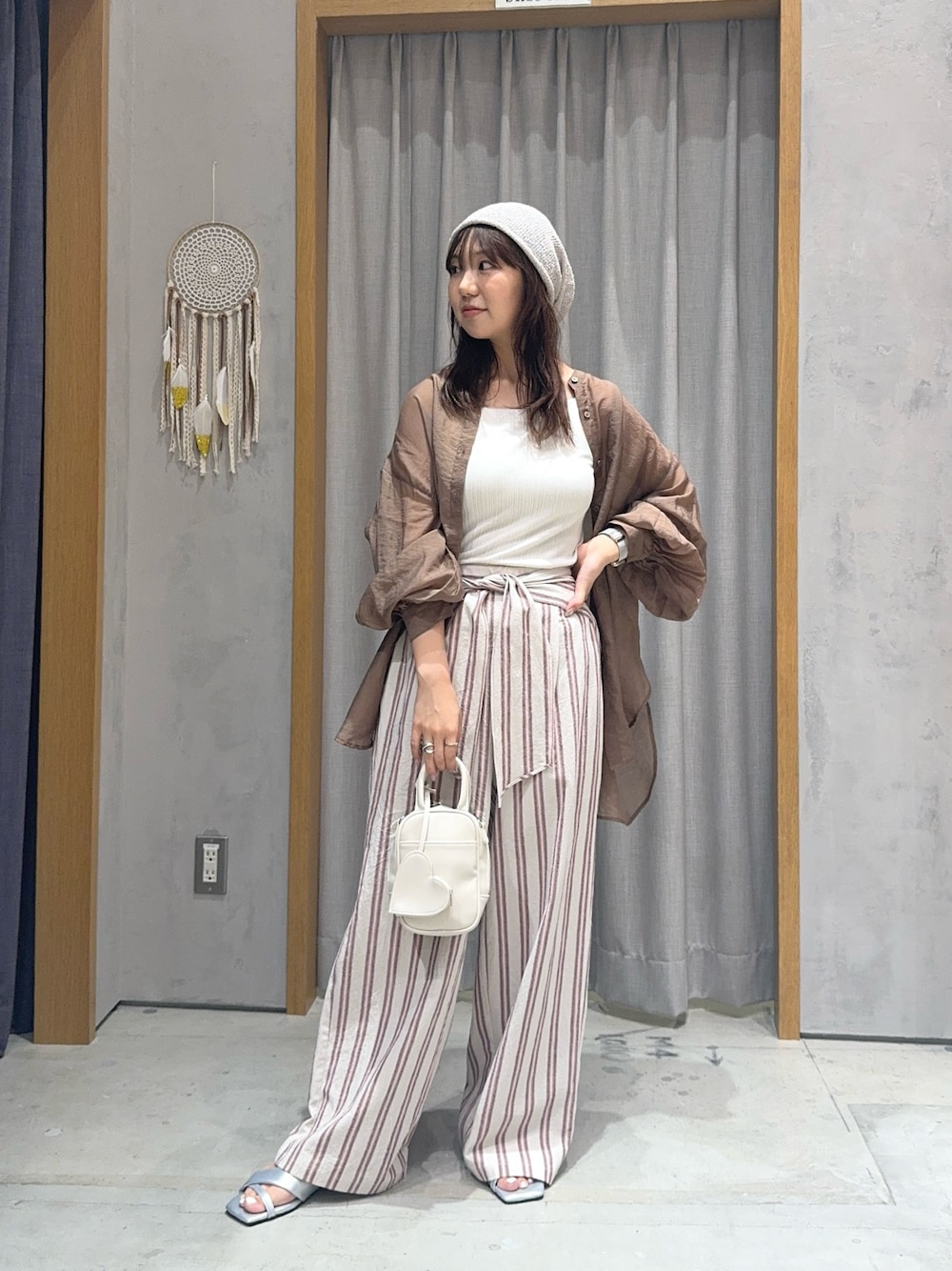 ホワイト系のその他パンツ、ブラウン系のシャツ/ブラウス、ホワイト系のトートバッグを着用したレディースの夏コーディネートの1枚目の写真