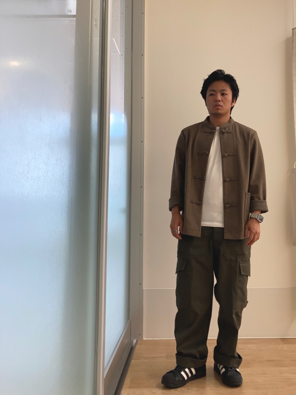 「秋服コーデ、30代メンズファッション、プチプラコーデ、チャイナ、ミリタリー、低身長コーデ」｜「WAIPER.incのアイテム（パンツ、グリーン系）」を使った、MAKOJIROさん（メンズ・150cm）の秋コーディネートの1枚目の写真
