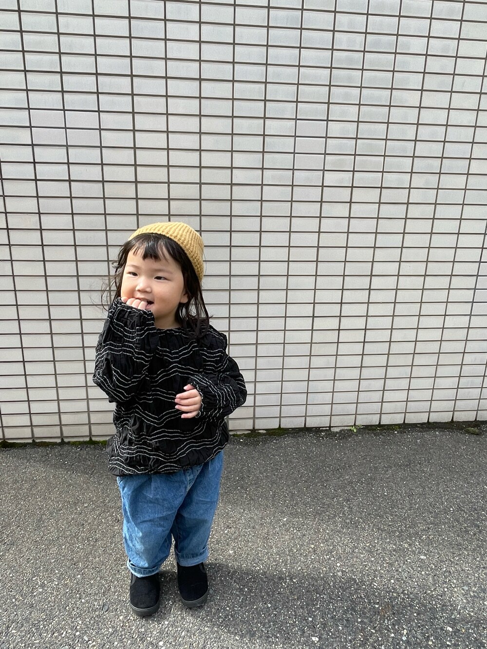 「韓国こども服、女の子、キッズコーデ、キッズファッション、カジュアルコーデ、デニムパンツ、ニット帽、スリッポン、ニュアンス、2歳、天パ」｜「Birthdayのアイテム（デニムパンツ、ブルー系）」を使った、sara✳︎saraさん（キッズ・90cm）の秋コーディネートの1枚目の写真