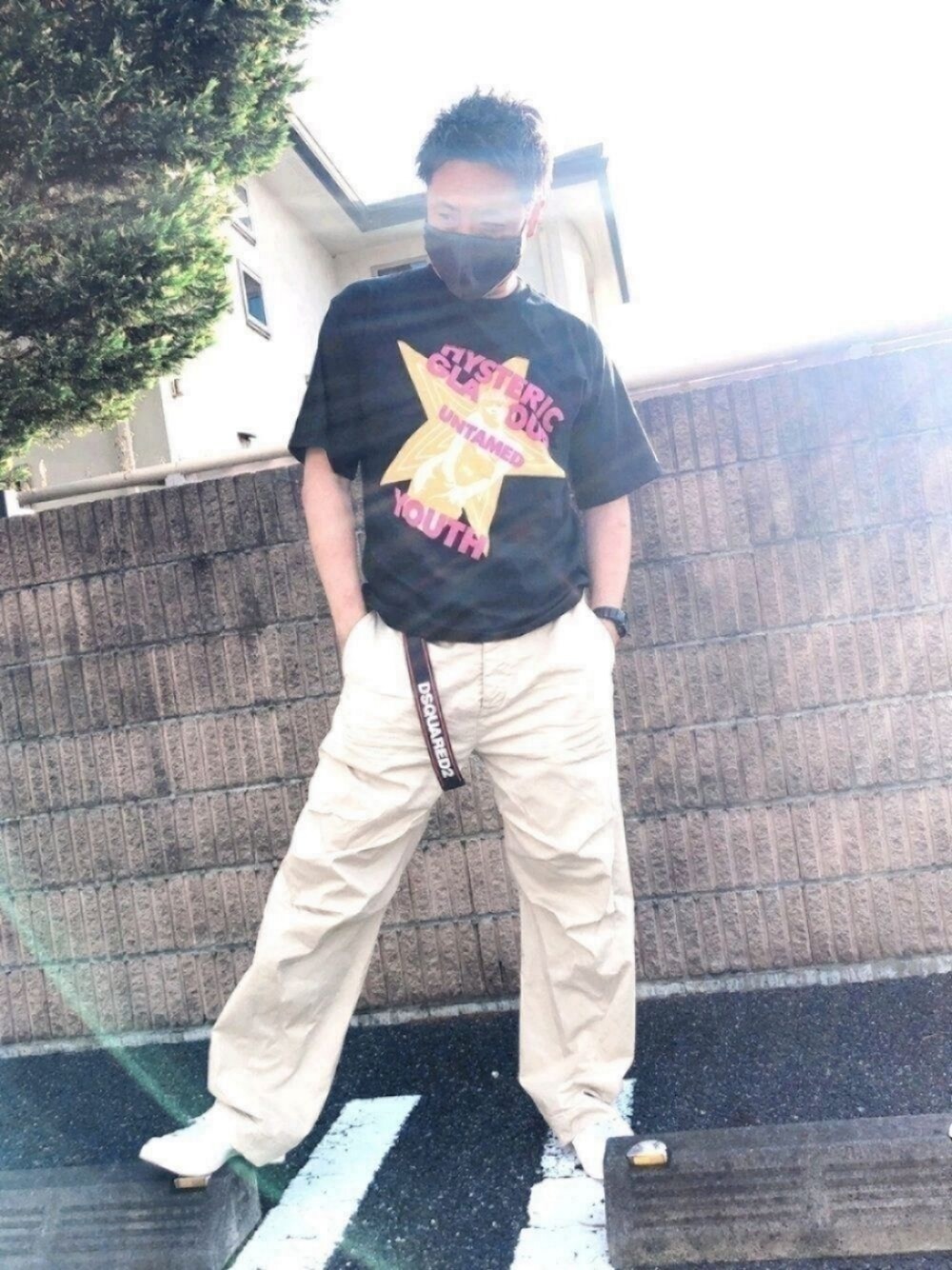 「夏コーデ、チノパン、Tシャツ、スニーカー、カジュアル、ラフ、シンプル、お洒落さんとつながりたい、ビックシルエット、Hysteric Glamour」｜「DSQUARED2のアイテム（チノパンツ、ベージュ系）」を使った、yohさん（メンズ・184cm）の夏コーディネートの1枚目の写真