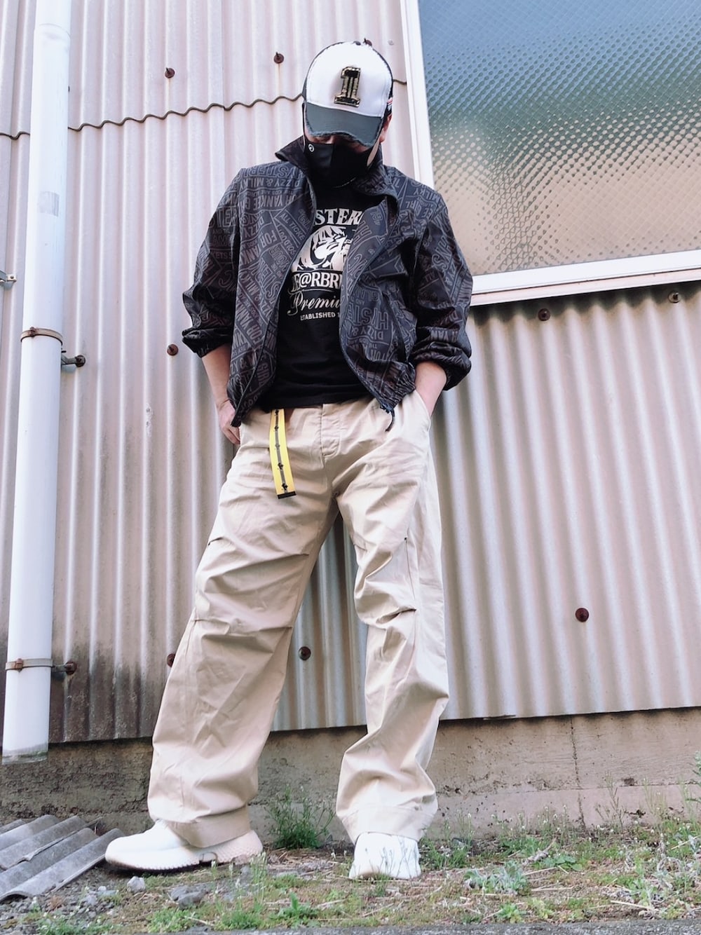 「春服みてみて、ストリートフェス、キャップ、ナイロンジャケット、チノパン、ワイドパンツ、ゆるコーデ、カジュアル、ストリート、ラフ、シンプル、おしゃれさんと繋がりたい、春コーデ、Tシャツ、リラックススタイル」｜「YOSHINORI KOTAKE DESIGNのアイテム（キャップ、ブラック系）」を使った、yohさん（メンズ・184cm）の春コーディネートの1枚目の写真
