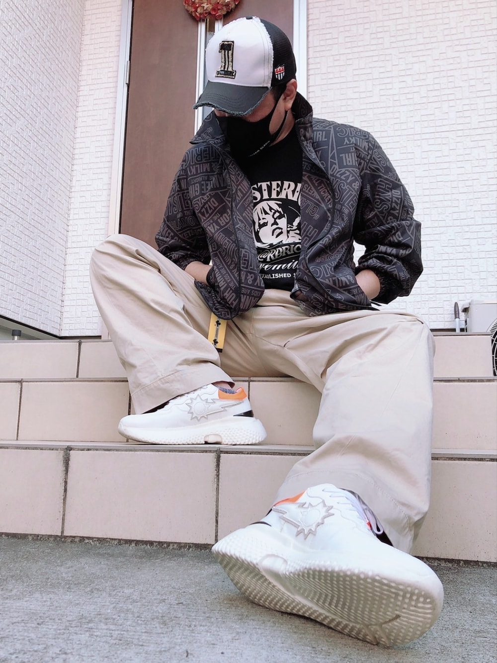 「春服みてみて、ストリートフェス、キャップ、ナイロンジャケット、チノパン、ワイドパンツ、ゆるコーデ、カジュアル、ストリート、ラフ、シンプル、おしゃれさんと繋がりたい、春コーデ、Tシャツ、リラックススタイル」｜「YOSHINORI KOTAKE DESIGNのアイテム（キャップ、ブラック系）」を使った、yohさん（メンズ・184cm）の春コーディネートの3枚目の写真