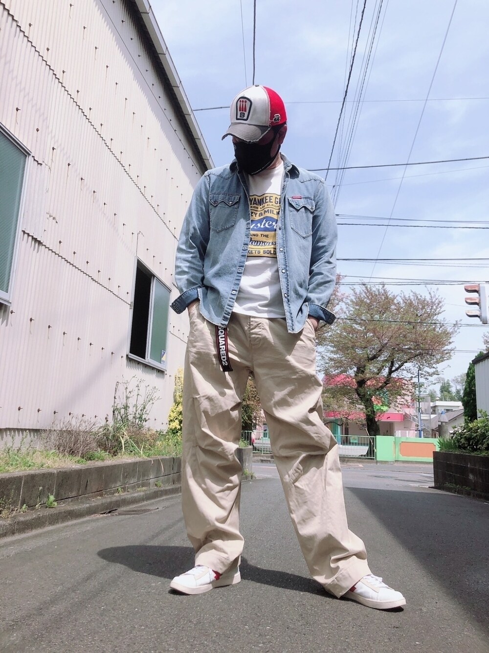 「キャップ、デニム、デニムシャツ、Tシャツ、チノパン、春コーデ、ストリート、ゆるコーデ、おしゃれさんと繋がりたい、カジュアル、スニーカー、ストリートコーデ、シンプルコーデ、ラフ、ビッグシルエット」｜「HYSTERIC GLAMOURのSUPER FUZZ刺繍 ウエスタンデニムシャツ（シャツ/ブラウス、ブルー系）」を使った、yohさん（メンズ・184cm）の春コーディネートの1枚目の写真