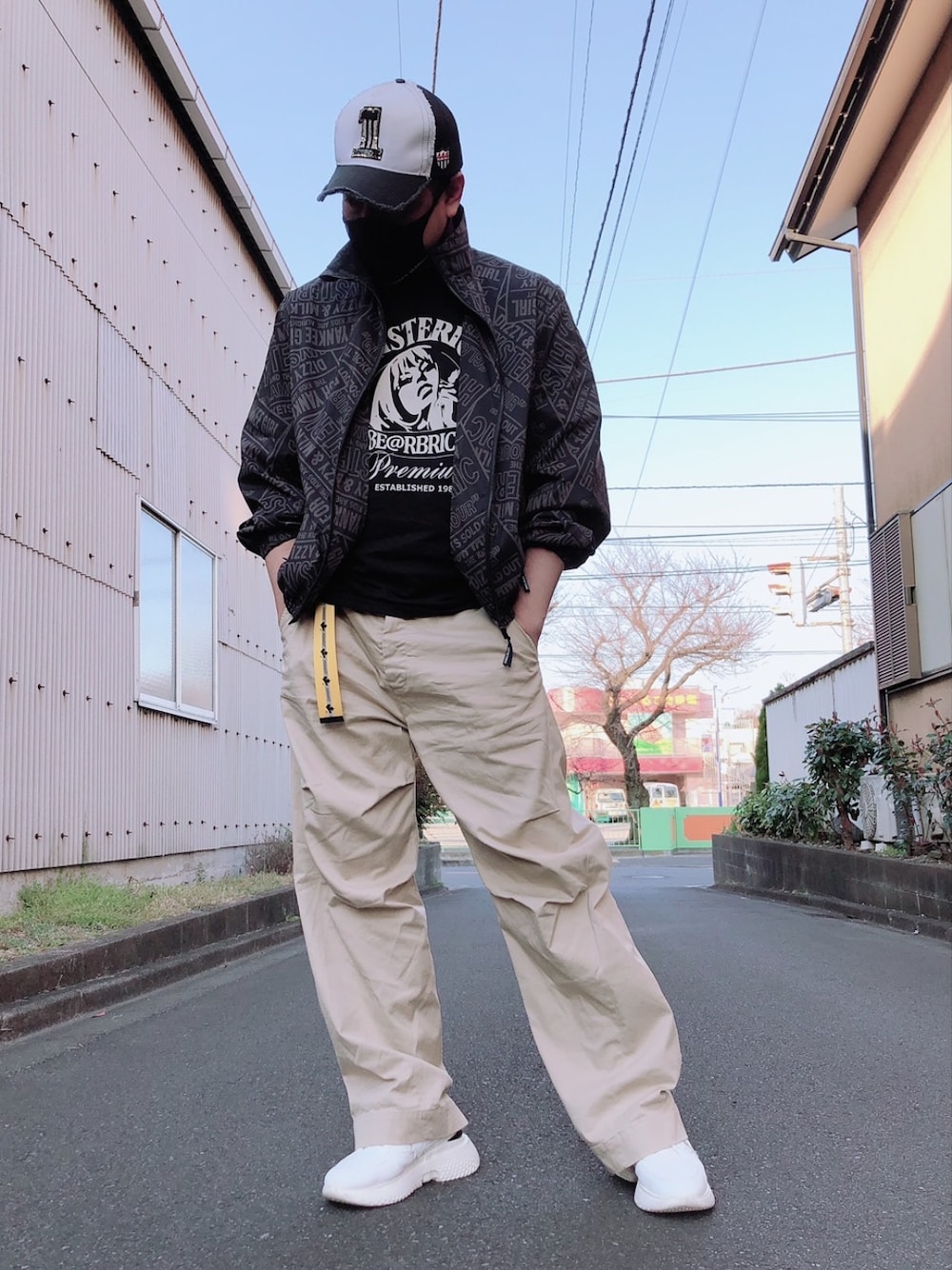 「春服みてみて、ストリートフェス、キャップ、ナイロンジャケット、チノパン、ワイドパンツ、ゆるコーデ、カジュアル、ストリート、ラフ、シンプル、おしゃれさんと繋がりたい、春コーデ、Tシャツ、リラックススタイル」｜「YOSHINORI KOTAKE DESIGNのアイテム（キャップ、ブラック系）」を使った、yohさん（メンズ・184cm）の春コーディネートの2枚目の写真