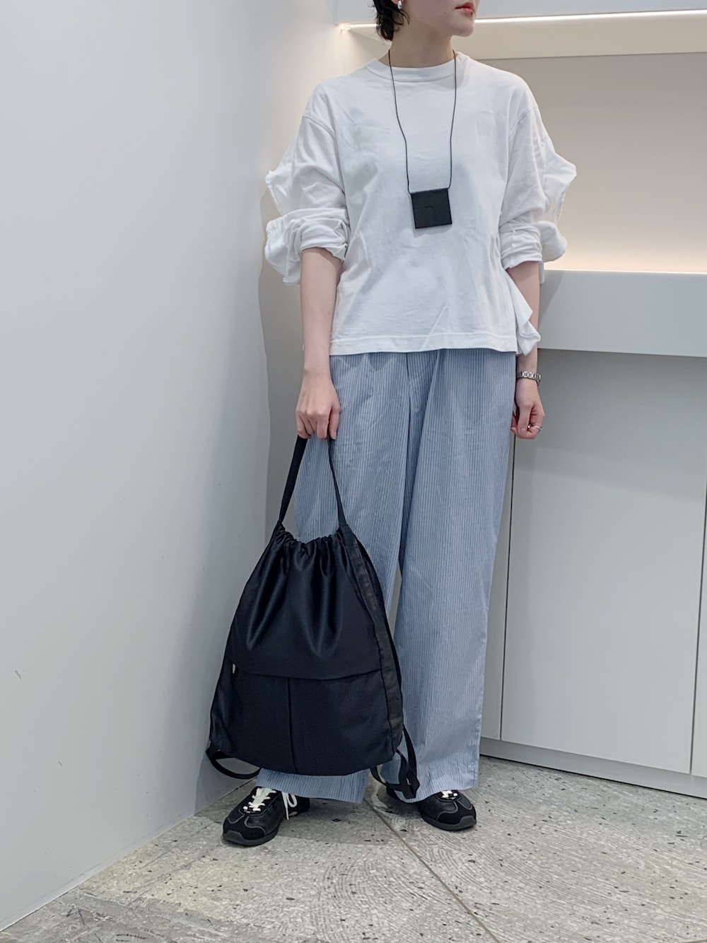 ブラック系のバックパック/リュックを着用したレディースの夏コーディネートの1枚目の写真