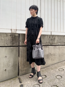 「HIROKO HAYASHI（ヒロコハヤシ）のLUINI SATINE（ルイーニ サティーネ）ショルダーバッグ（ショルダーバッグ、グレー系）」を使った、iw_HHさん（レディース・160cm）の夏コーディネート