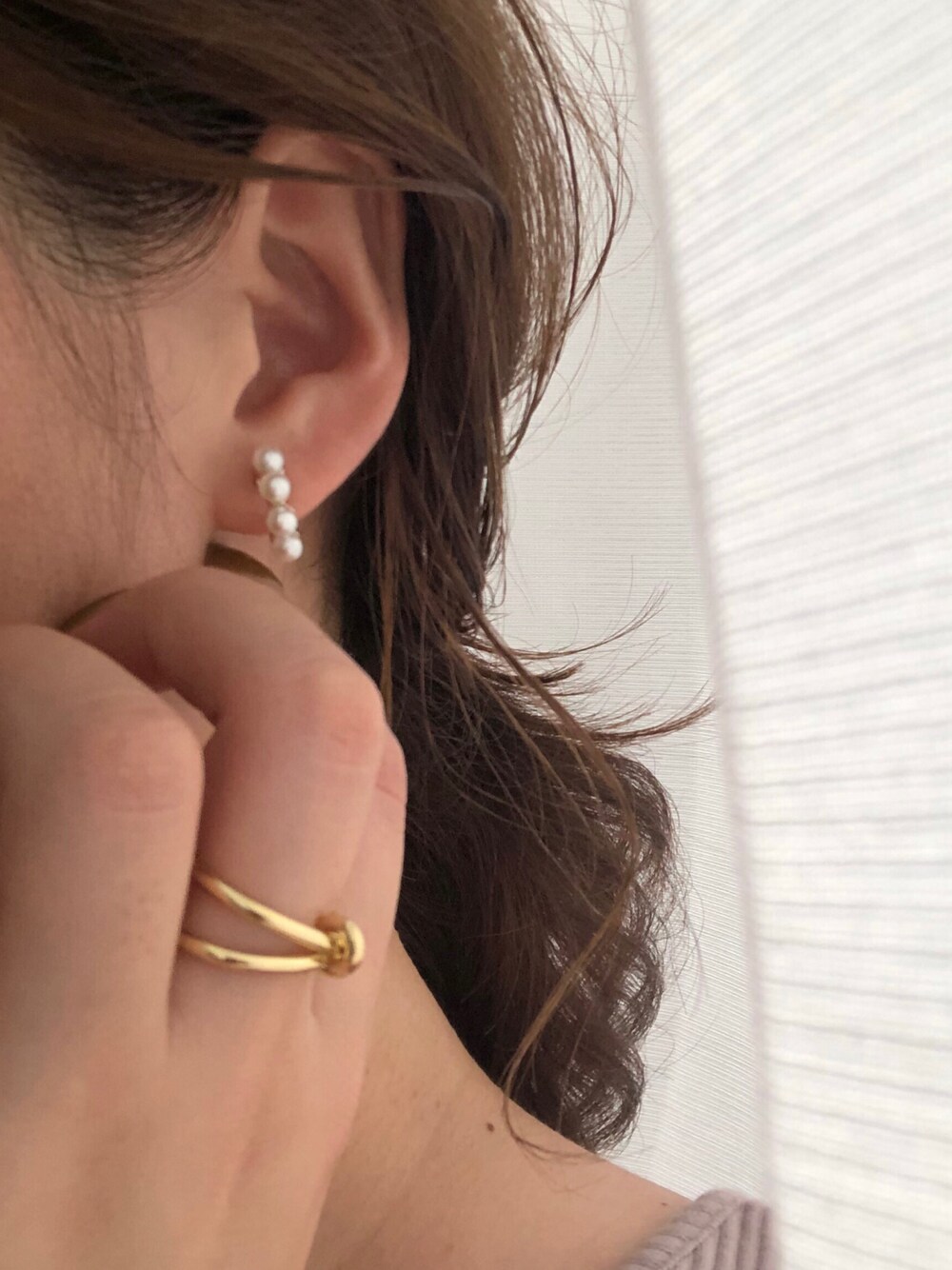 ホワイト系のイヤリングを着用したレディースの夏コーディネートの1枚目の写真