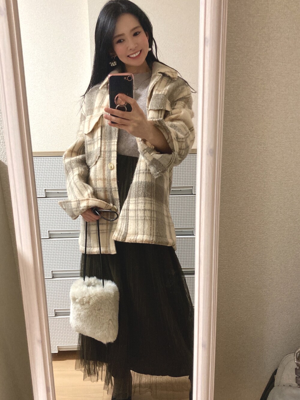 ベージュ系のジャケット/アウター、ベージュ系のニット/セーター、ホワイト系のショルダーバッグを着用したレディースの冬コーディネートの1枚目の写真