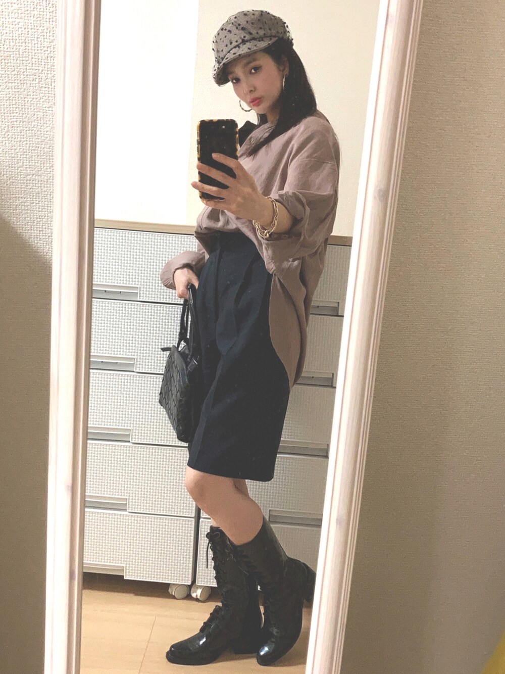 ピンク系のシャツ/ブラウス、ブラック系のパンツ、ブラック系のショルダーバッグを着用したレディースの秋コーディネートの1枚目の写真