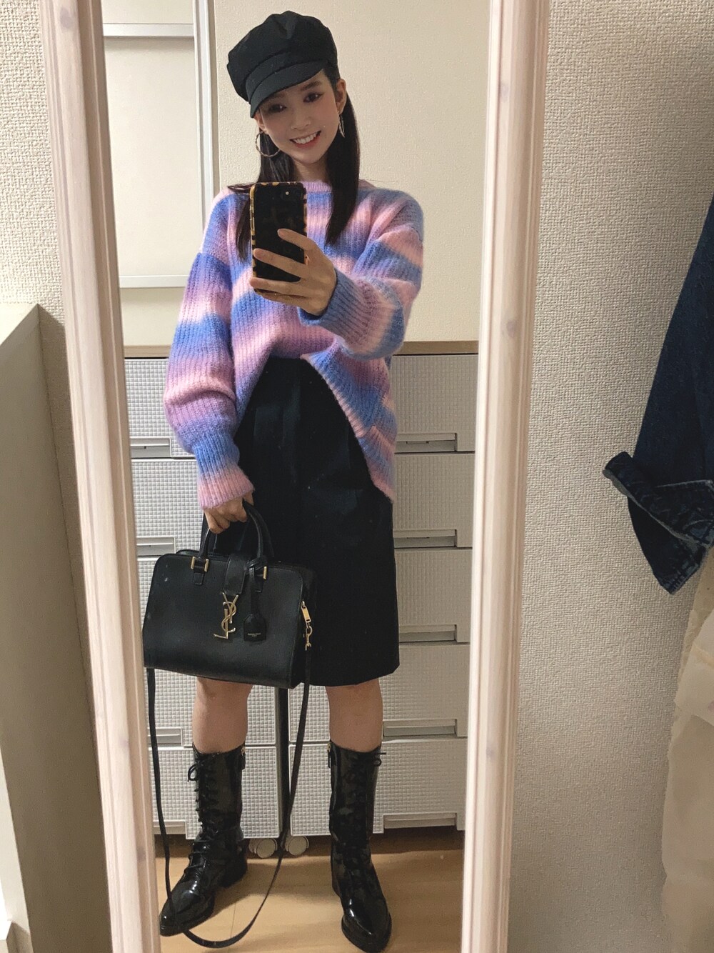 パープル系のニット/セーター、ブラック系のパンツ、ブラック系のブーツを着用したレディースの秋コーディネートの1枚目の写真