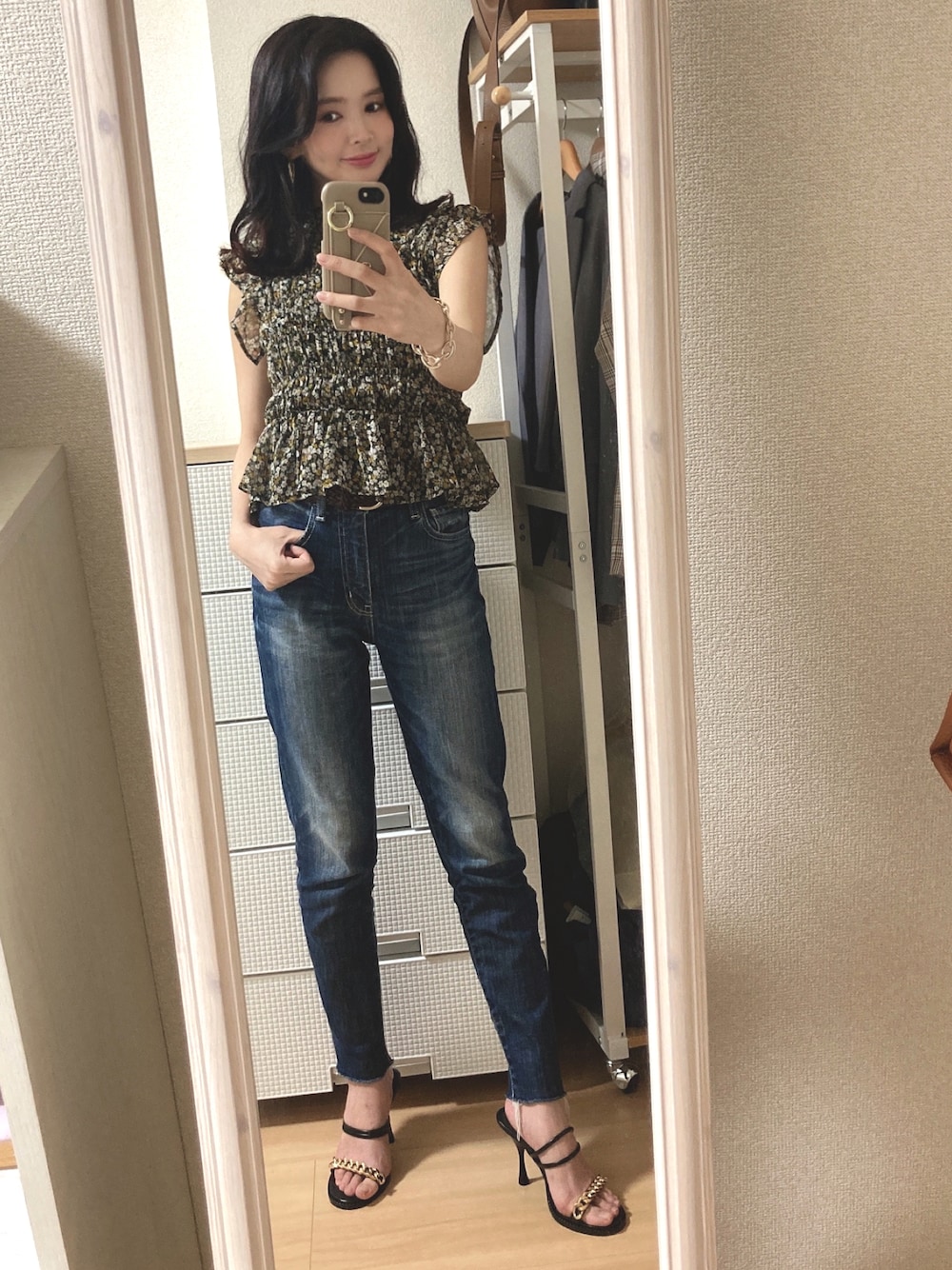 ブラック系のシャツ/ブラウス、ブルー系のデニムパンツ、ブラック系のサンダルを着用したレディースの夏コーディネートの1枚目の写真