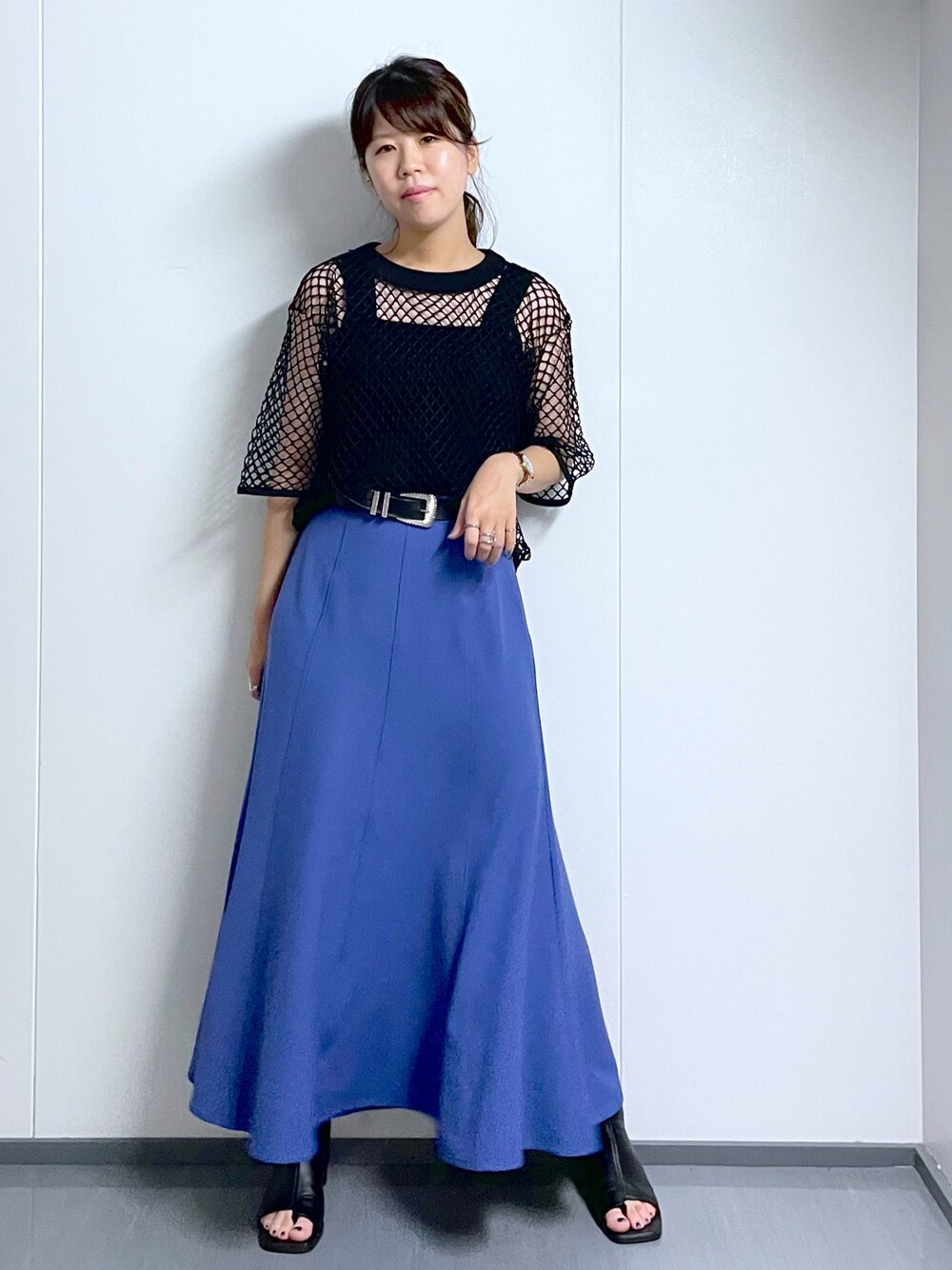 ブラック系のTシャツ/カットソー、ブラック系のタンクトップ、ブラック系のブーツを着用したレディースの夏コーディネートの1枚目の写真