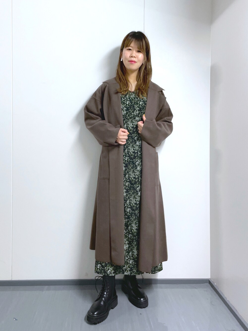「ガウンコート、アウター、ワンピース、花柄、レースアップシューズ、冬」｜「mysty womanのプチフラワーエンパイアワンピース 262380（ワンピース、ブラック系）」を使った、さわさん（レディース・163cm）の冬コーディネートの1枚目の写真