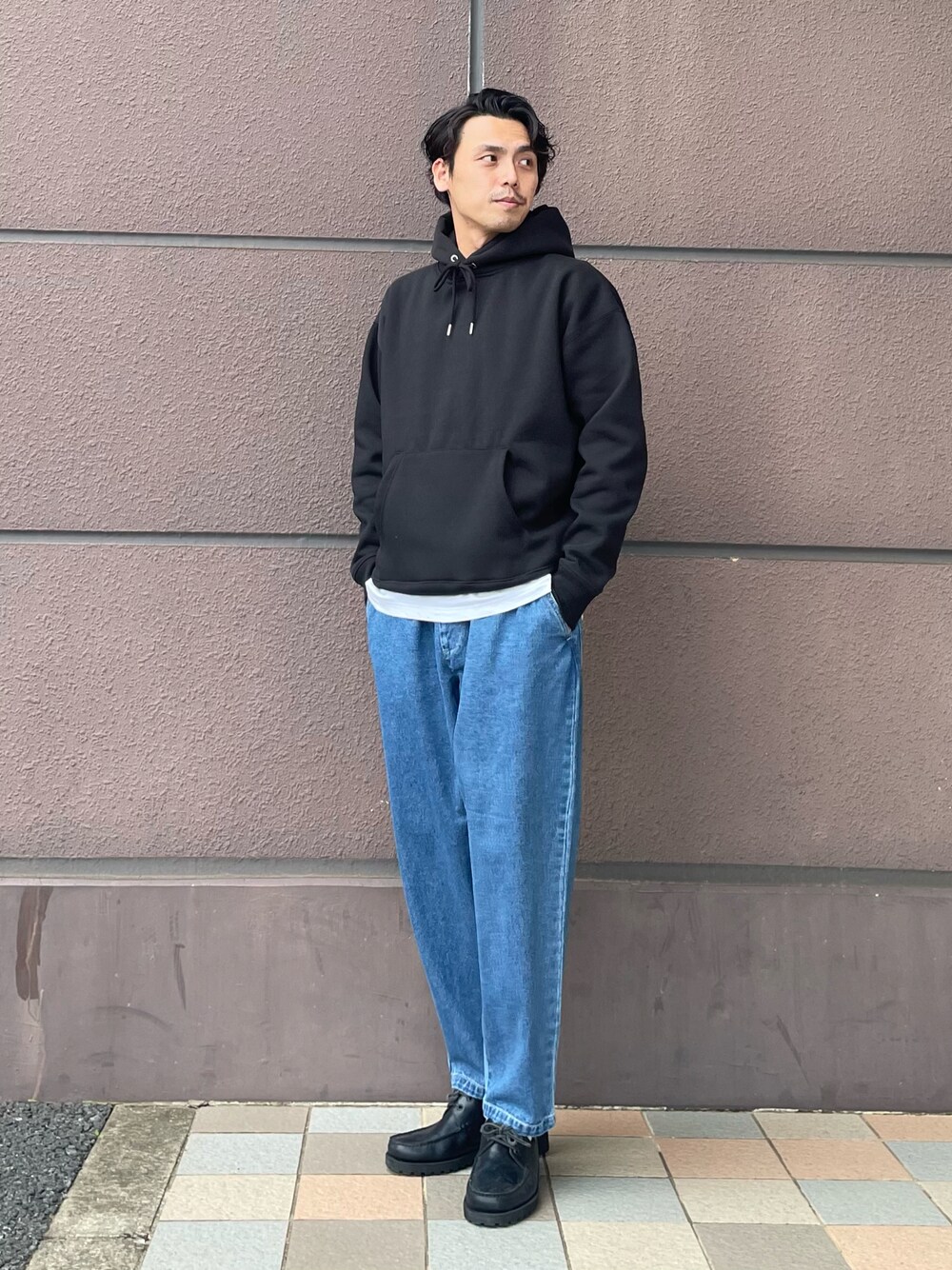 「オトナカジュアル、シンプル、ワイドパンツ、Right-on、ライトオン」｜「BACK NUMBERの【BACK NUMBER】吸水速乾スウェットパーカー（パーカー、ブラック系）」を使った、kawabataさん（メンズ・175cm）の冬コーディネートの1枚目の写真