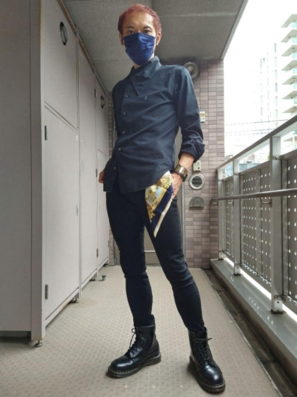「モード、モード系、モードスタイル、シャツスタイル、シャツ、Vivienne Westwood、Iラインシルエット、デニム、デニムパンツ、ブラック、ブラックコーデ、Dr.Martens、ブーツ、8ホール、スカーフ」｜「no brandのアイテム（デニムパンツ、ブラック系）」を使った、エース（ace）さん（メンズ・173cm）の秋コーディネートの1枚目の写真