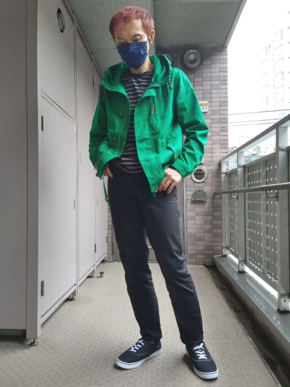 ブラック系のデニムパンツ、その他のTシャツ/カットソー、グリーン系のパーカーを着用したメンズの秋コーディネートの1枚目の写真