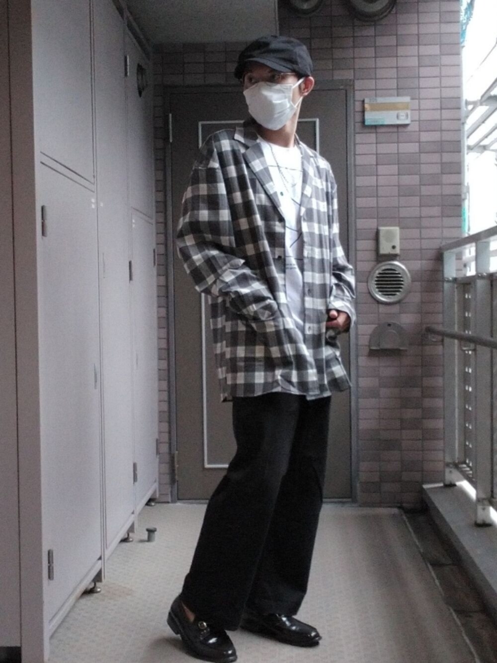 ホワイト系のTシャツ/カットソー、ブラック系のドレスシューズ、ブラック系のその他パンツを着用したメンズの夏コーディネートの1枚目の写真
