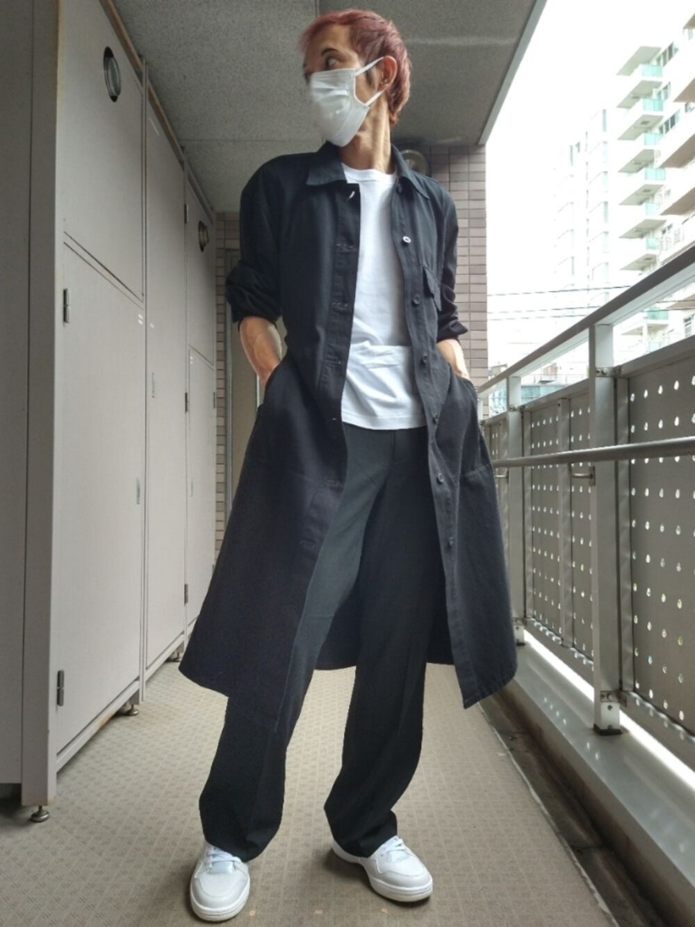 「白スニーカー、スニーカー、スニーカーコーデ、デニムシャツ、コート、デニムシャツコート、UNIQLO U、スラックス、フレアパンツ、フレアスラックス、モノトーン、モノトーンコーデ、秋コーデ、シンプルスタイル」｜「no brandのアイテム（スニーカー、ホワイト系）」を使った、エース（ace）さん（メンズ・173cm）の秋コーディネートの1枚目の写真
