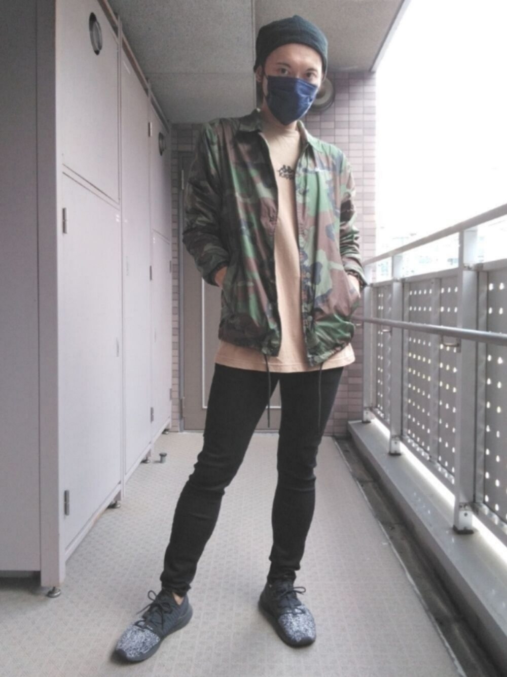 その他のナイロンジャケット、ベージュ系のTシャツ/カットソー、ブラック系のデニムパンツを着用したメンズの秋コーディネートの1枚目の写真