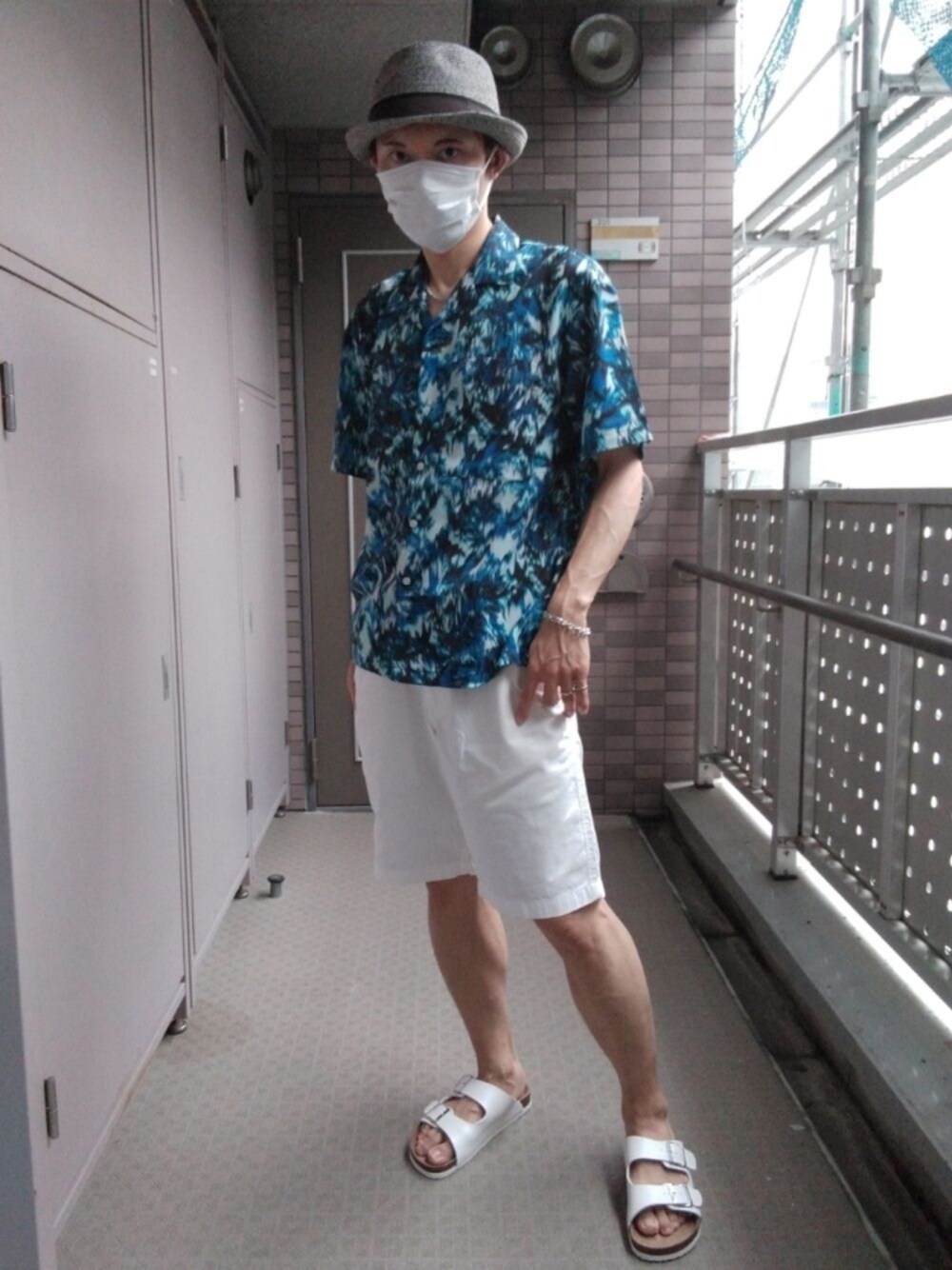 ブルー系のシャツ/ブラウス、ホワイト系のチノパンツ、ホワイト系のサンダルを着用したメンズの夏コーディネートの1枚目の写真