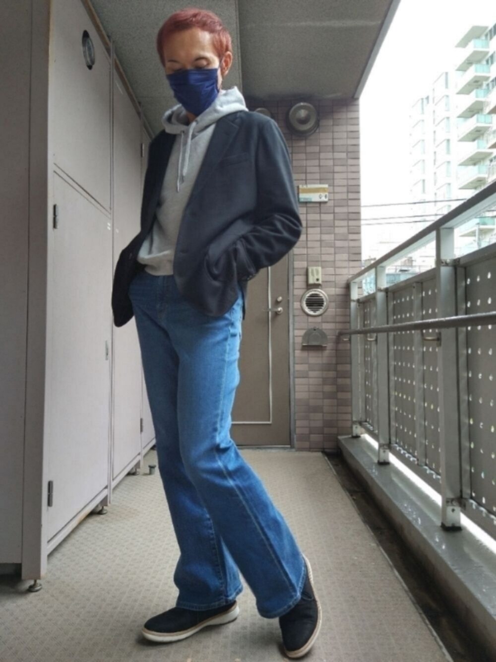 ブルー系のデニムパンツ、ブラック系のドレスシューズ、ブラック系のテーラードジャケットを着用したメンズの秋コーディネートの1枚目の写真