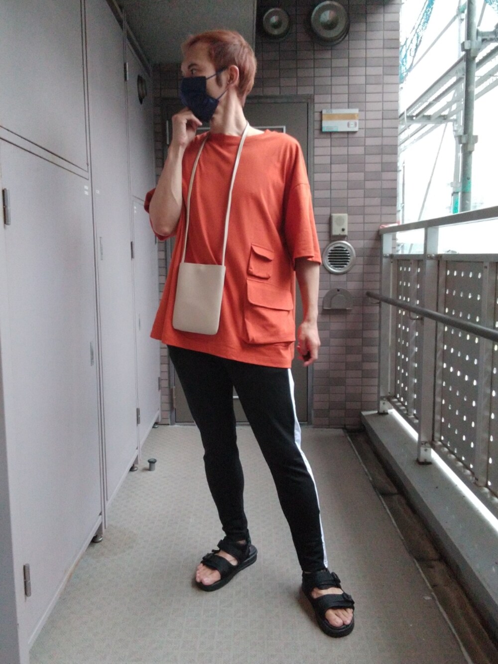 「夏セールで買いました、シンプルコーデ、Tシャツ、オレンジ、ショルダーバッグ、トラックパンツ、ジャージ、サンダル、リラックススタイル、夏だ！Tシャツ着よう！」｜「kutirのデザインダブルポケットTシャツ（Tシャツ/カットソー、オレンジ系）」を使った、エース（ace）さん（メンズ・173cm）の夏コーディネートの1枚目の写真