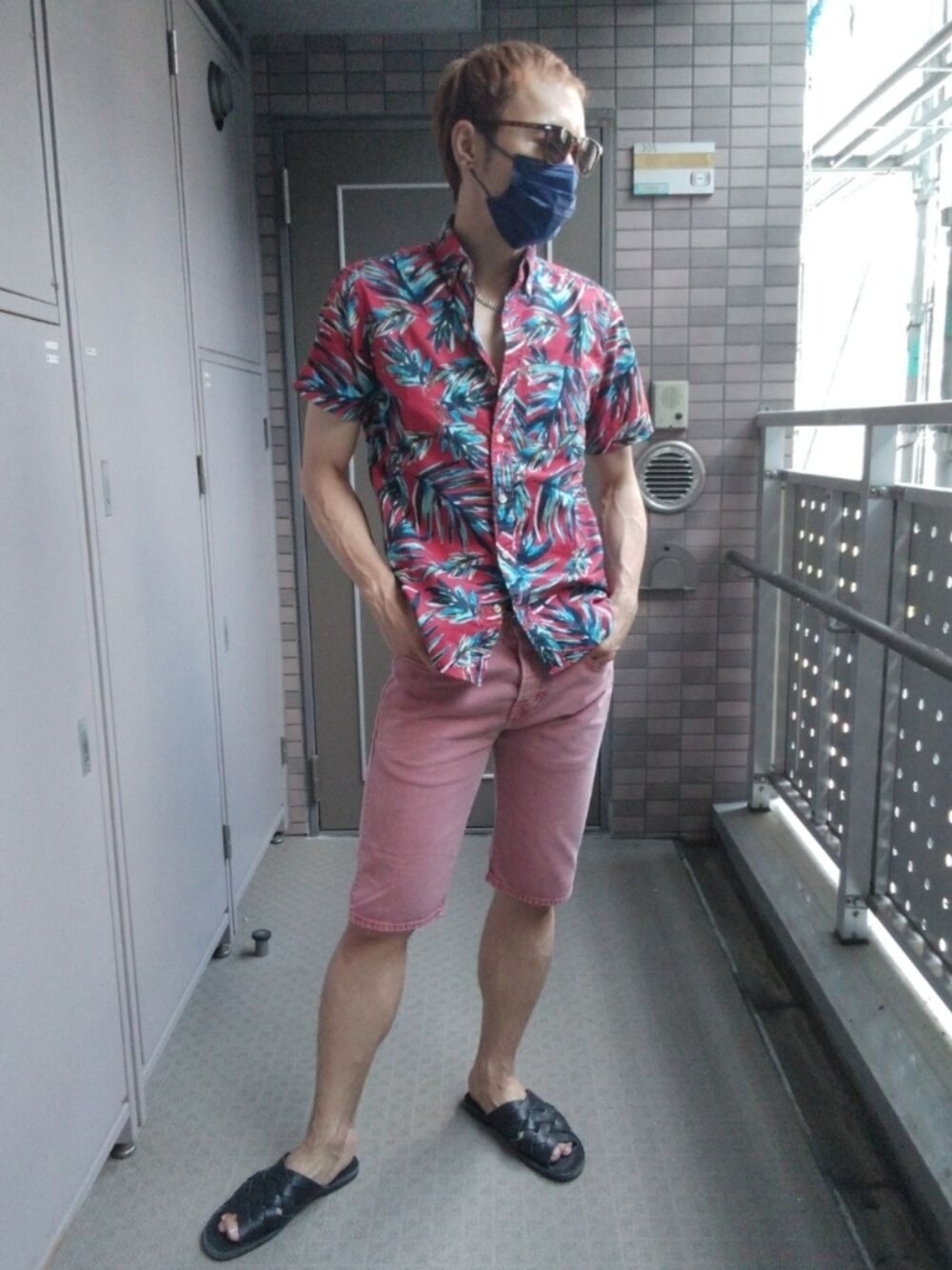 レッド系のシャツ/ブラウス、ピンク系のデニムパンツ、ブラック系のサンダルを着用したメンズの夏コーディネートの1枚目の写真