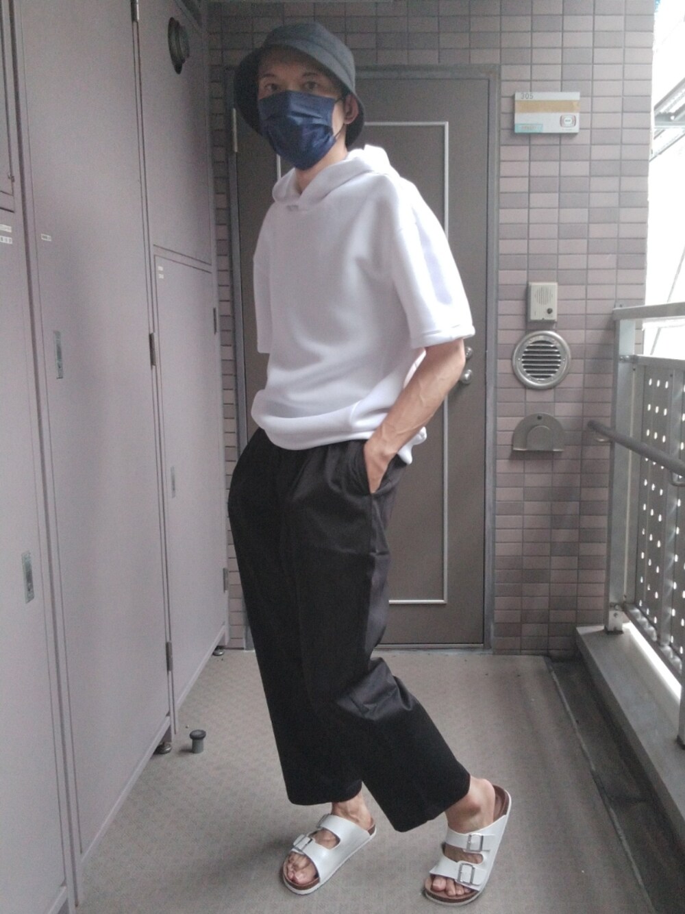 ホワイト系のパーカー、ブラック系のその他パンツ、ホワイト系のサンダルを着用したメンズの夏コーディネートの1枚目の写真