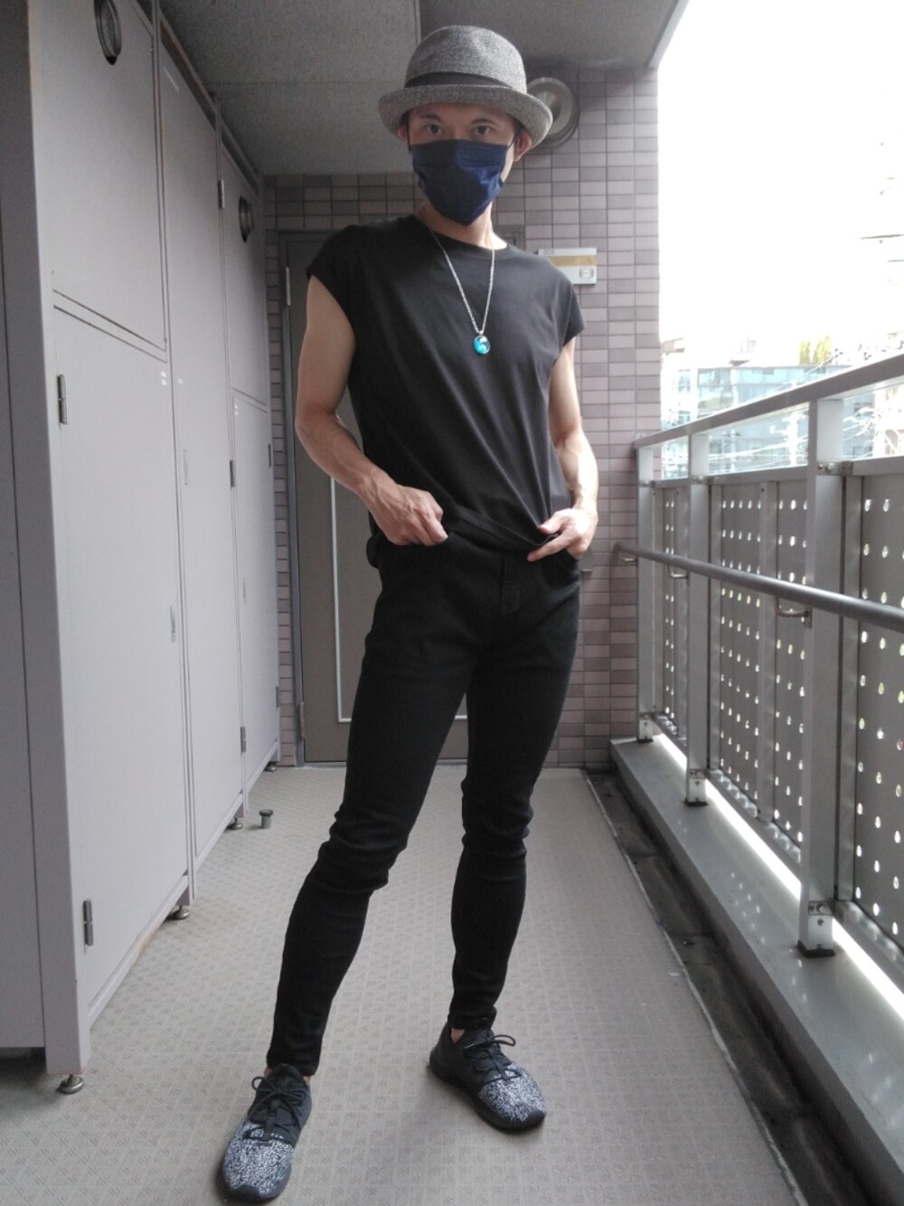 「ノースリーブ、シンプル、Tシャツ、デニム、デニムパンツ、デニムコーデ、タイト、タイトシルエット、ブラックコーデ、ハット、スニーカー、スニーカーコーデ」｜「no brandのアイテム（デニムパンツ、ブラック系）」を使った、エース（ace）さん（メンズ・173cm）の夏コーディネートの1枚目の写真