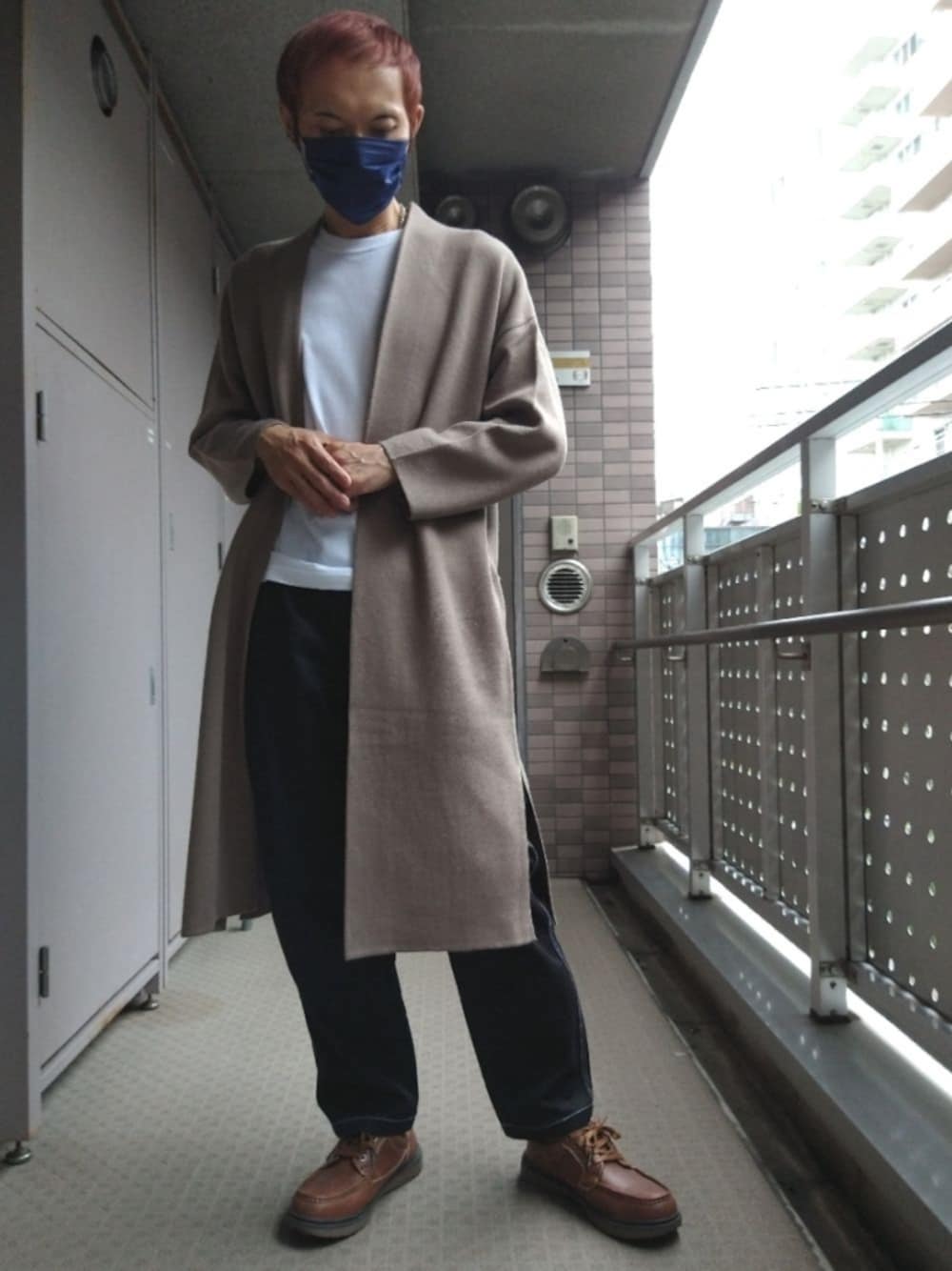 ブラウン系のカーディガン/ボレロ、ホワイト系のTシャツ/カットソー、ブラック系のその他パンツを着用したメンズの秋コーディネートの1枚目の写真