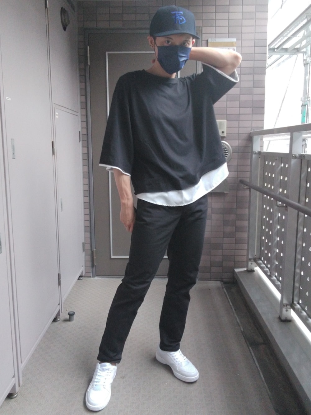 ホワイト系のスニーカー、ブラック系のデニムパンツ、ブラック系のTシャツ/カットソーを着用したメンズの夏コーディネートの1枚目の写真