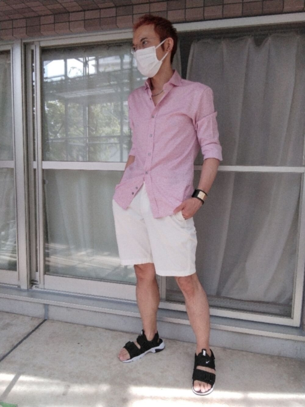 ホワイト系のチノパンツ、ブラック系のサンダル、ピンク系のシャツ/ブラウスを着用したメンズの夏コーディネートの1枚目の写真