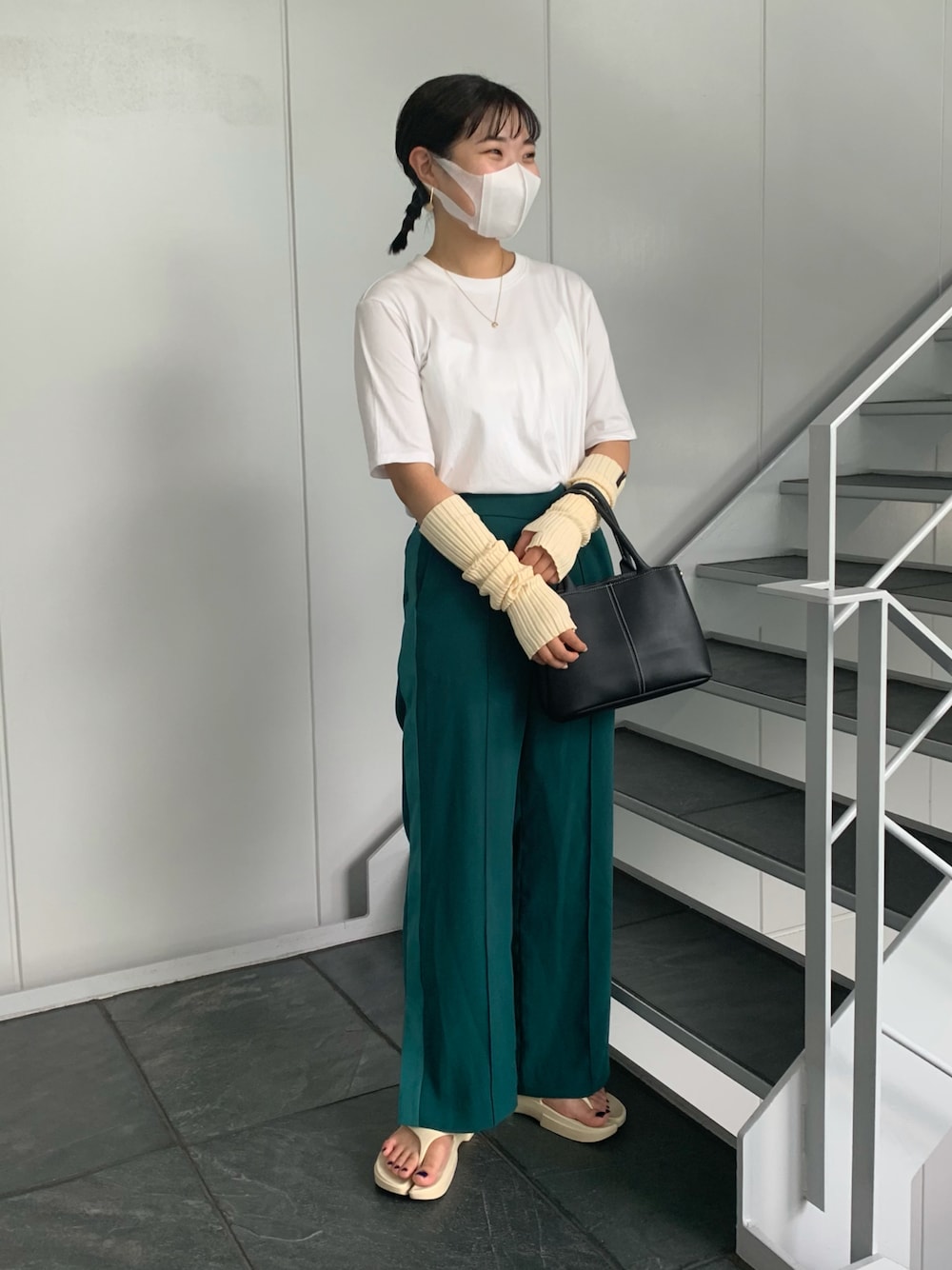 「大人カジュアル、リラックススタイル、着回しコーデ、ラフ、オトナ女子、Tシャツ、夏だ！Tシャツ着よう！、カラーパンツ、ユニクロ、UNIQLO」｜「UNIQLOのクルーネックＴ（半袖）（Tシャツ/カットソー、ホワイト系）」を使った、Nanasaさん（レディース・155cm）の夏コーディネートの1枚目の写真