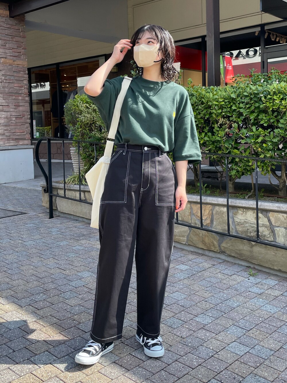 「ラクチンコーデ、メンズライク、メンズライク女子、メンズライクコーデ、休日コーデ、リラックススタイル、スニーカー、スニーカーコーデ」｜「U.S. POLO ASSN.の裏毛1ポイント刺繍半袖スウェット（スウェット、グリーン系）」を使った、Nanasaさん（レディース・155cm）の春コーディネートの1枚目の写真