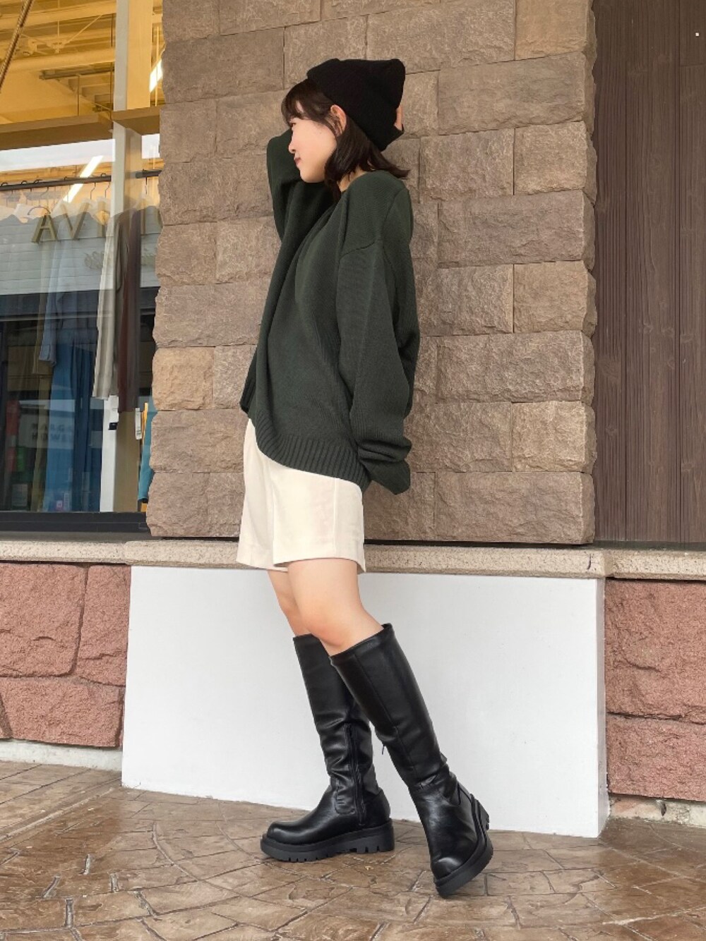 「秋コーデ、大人カジュアル、シンプルコーデ、プチプラ、カジュアルコーデ、きれいめカジュアル、低身長、ゆるコーデ、おしゃれさんと繋がりたい、ニット、ニット帽、ハーフパンツ、ロングブーツ、ブーツ」｜「U.S. POLO ASSN.の1ポイント刺繍クルーネックニット（ニット/セーター、グリーン系）」を使った、Nanasaさん（レディース・155cm）の秋コーディネートの1枚目の写真