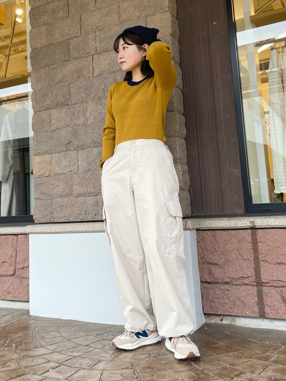 「秋コーデ、大人カジュアル、シンプルコーデ、プチプラ、オトナ女子、カジュアルコーデ、スニーカー、低身長、ゆるコーデ、おしゃれさんと繋がりたい、カーゴパンツ、古着好きな人と繋がりたい、ニット帽、New Balance」｜「CPCMのアイテム（カーゴパンツ、ベージュ系）」を使った、Nanasaさん（レディース・155cm）の秋コーディネートの1枚目の写真