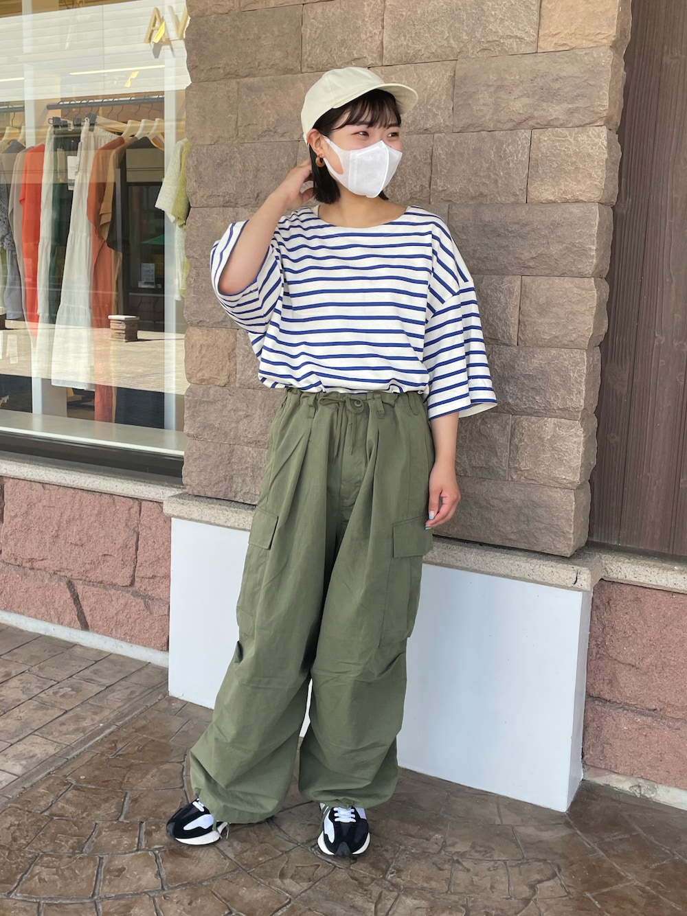 「夏コーデ、今日のコーデ、おしゃれさんと繋がりたい、低身長、プチプラ、パンツスタイル、スニーカー、いいね、save、フォローお願いします🤑、カーゴパンツ、CPCM、メンズライク、ユニセックス」｜「CPCMのMillerワッペンソフトキャップ（キャップ、ホワイト系）」を使った、Nanasaさん（レディース・155cm）の夏コーディネートの1枚目の写真
