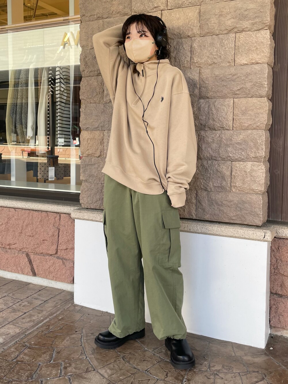 「休日コーデ、大人カジュアル、カジュアルコーデ、お出かけコーデ、ラクチンコーデ、今日のコーデ、オトナカジュアル、ハーフジップ、uspoloassn、カーゴパンツ、秋カラー、メンズライク」｜「U.S. POLO ASSN.の1ポイント刺繍 裏起毛ハーフジップ別注 ビッグシルエットスウェット（スウェット、ベージュ系）」を使った、Nanasaさん（レディース・155cm）の秋コーディネートの1枚目の写真